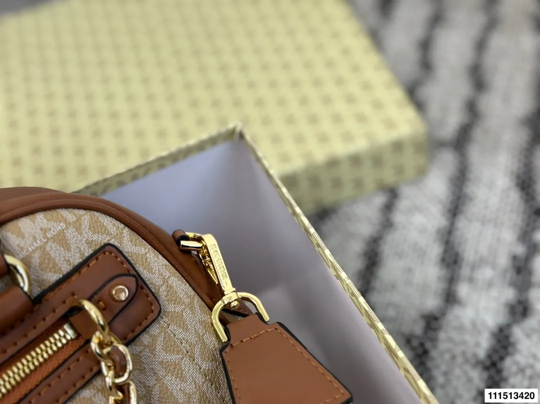 p160 配盒子 MK贝壳包 材质耐造耐磨 设计简约 包身轻便 日常造不心疼 上身酷！时髦！ 尺寸26 18