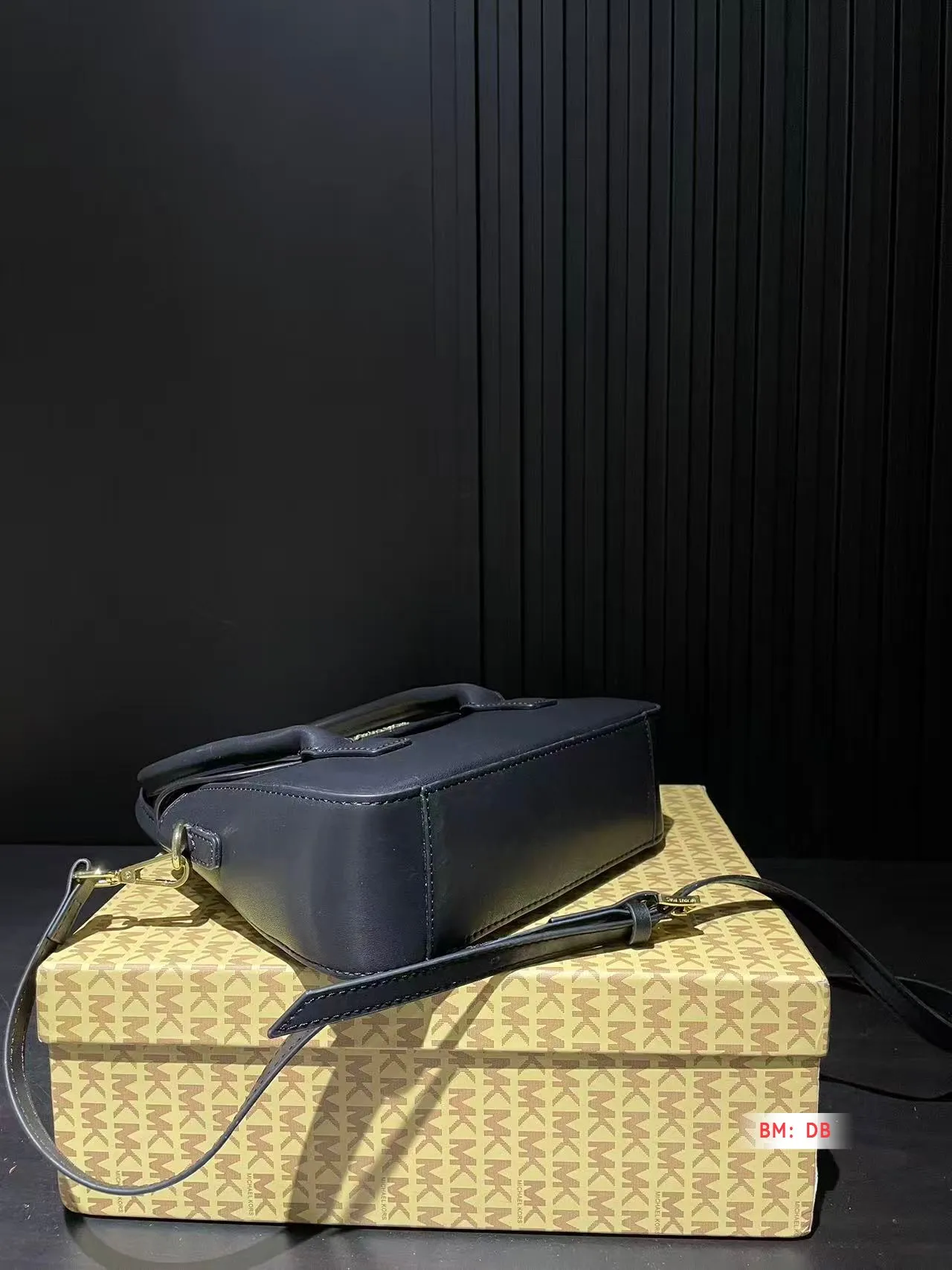 💰135 配盒 MK 新款手提包 这款复古包就很好看啊!无论从设计还是皮质上都很合我心!容量不容小觑,很能装!姐妹们买起来!尺寸:18*18