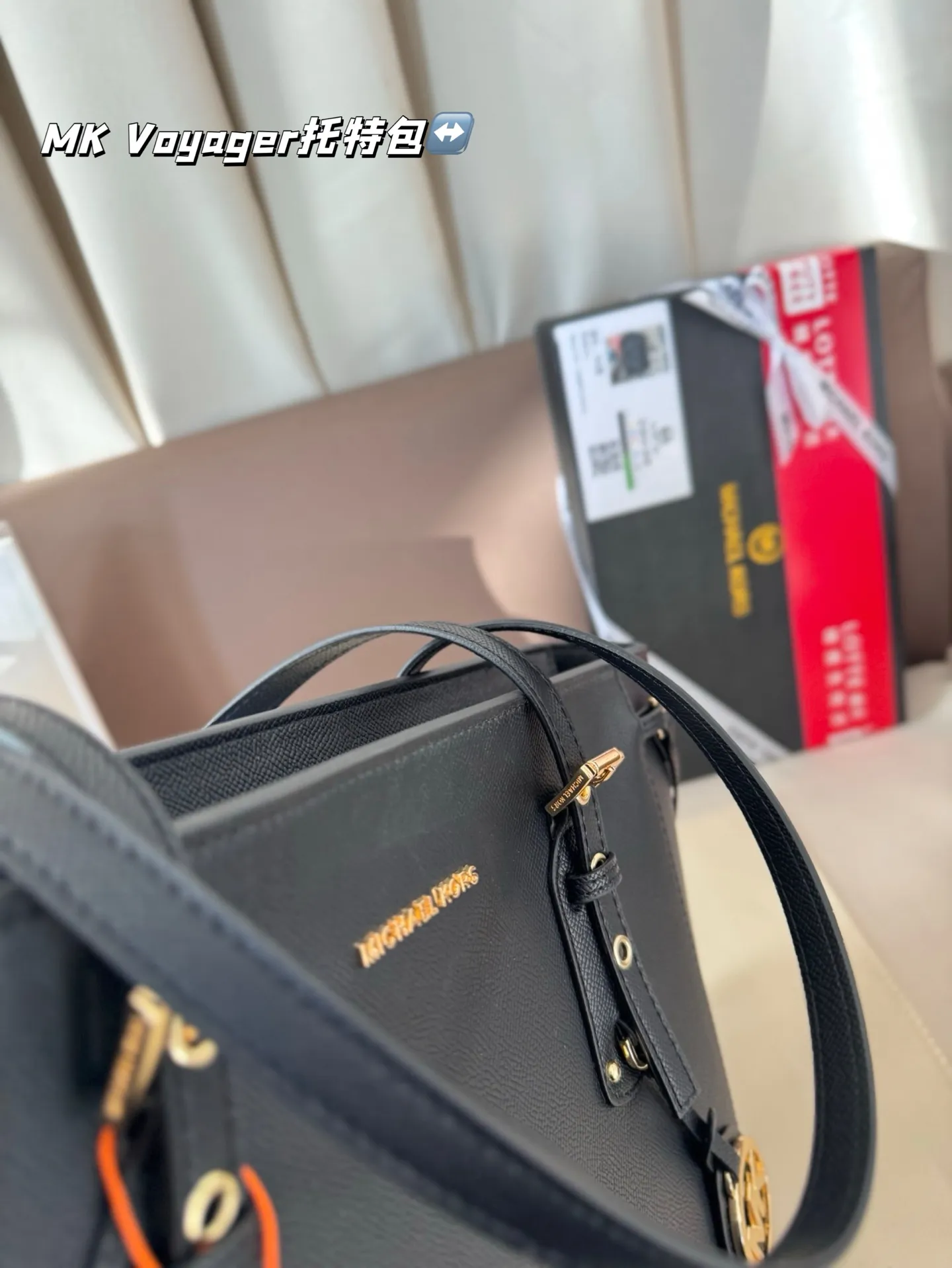 P165 配盒子 MK Voyager托特包 特别适合宝妈，或者日常通勤，巨能装。可以放下平板，平板电脑，短途旅行可以直接放几套衣服啥的，比较实用。尺寸：32*5*25