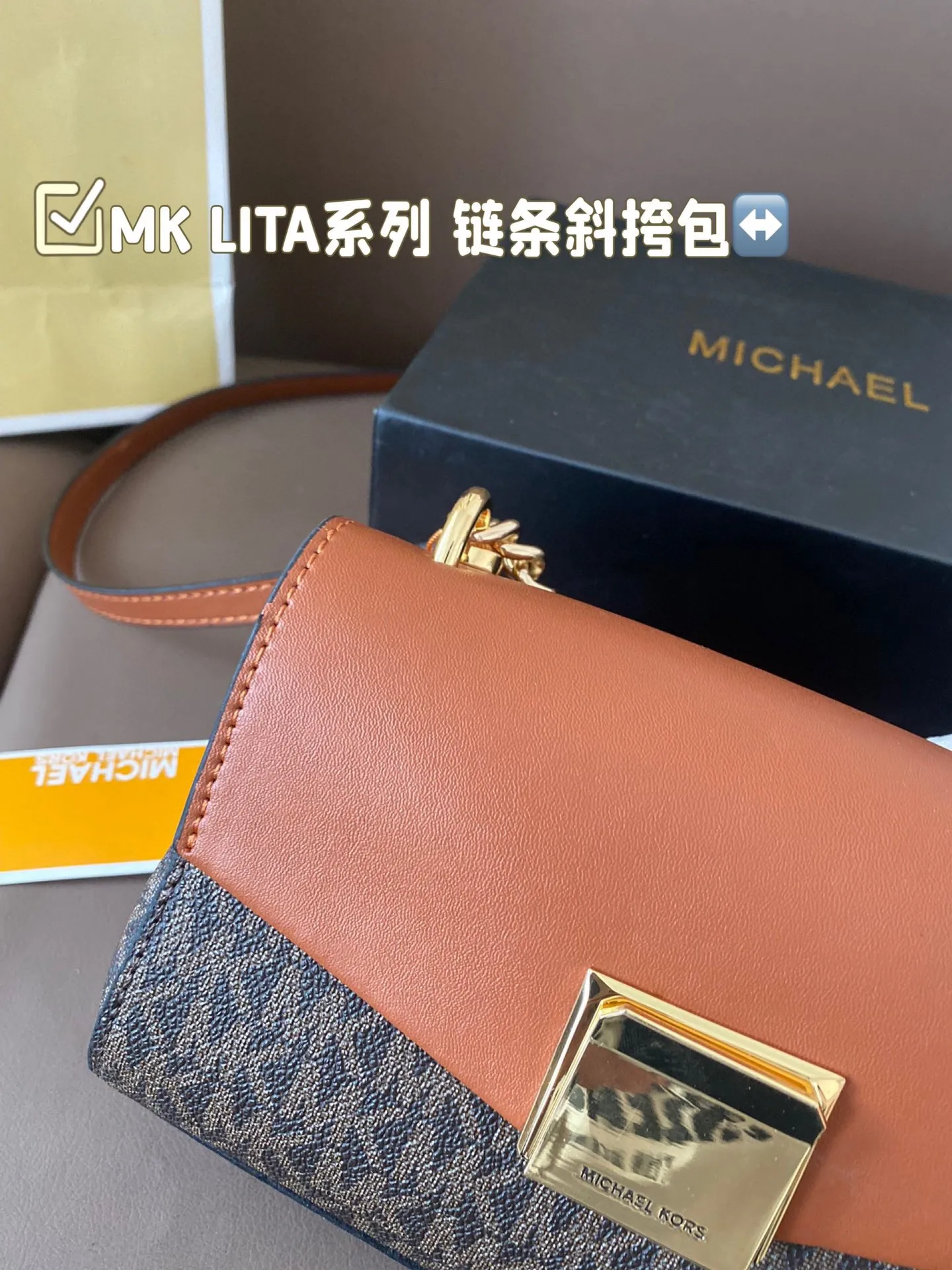 P145 配折叠盒子 MK LITA系列 链条斜挎包 MK LITA 系列迷你小包包~简直太好看了吧 这么多颜色总有一款适合你的 新款包型的设计,整体更加精致柔美 链条的设计,增添不少温柔魅力 关键包包容量真的太可了~ 尺寸:20*12