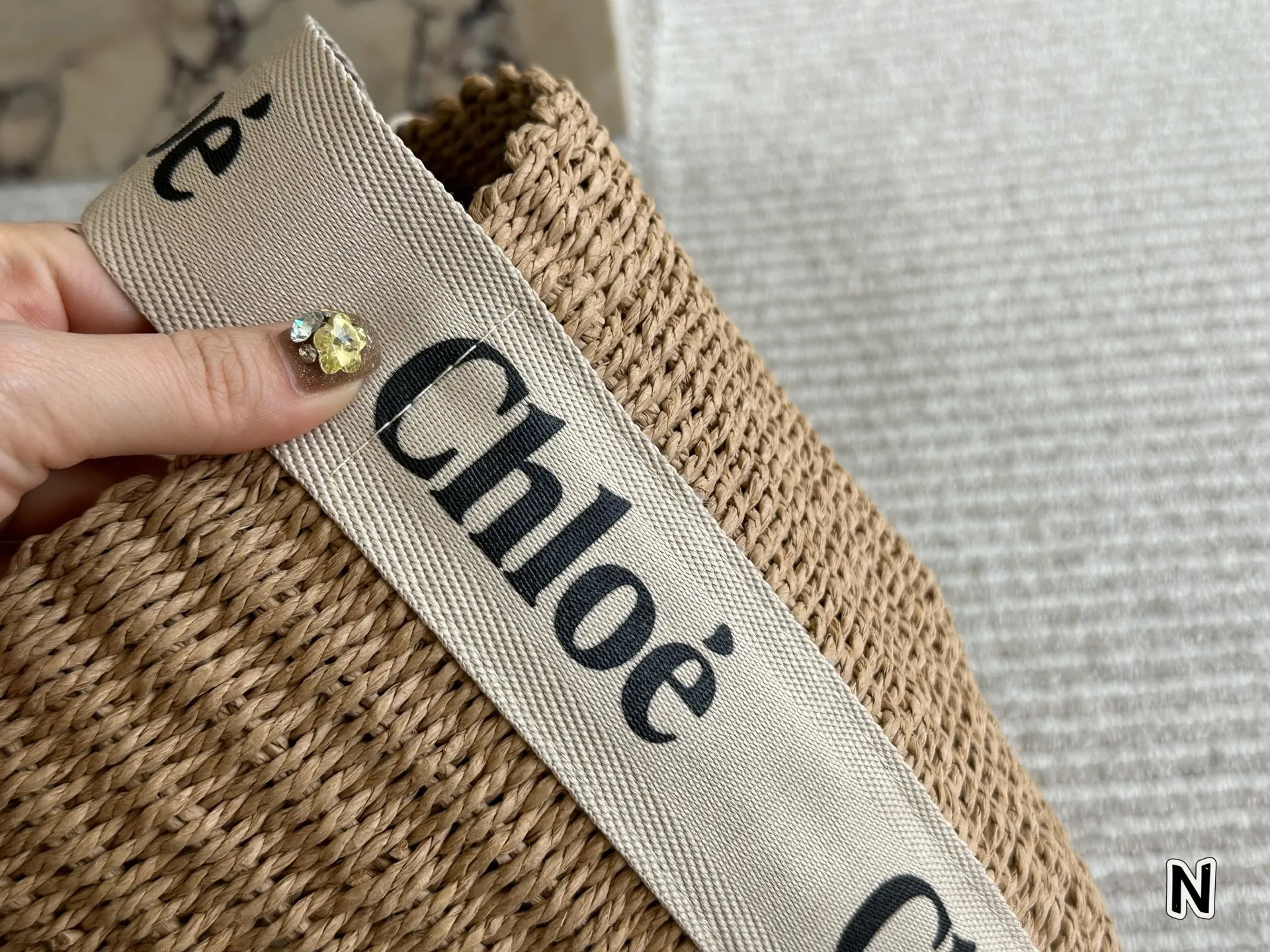 &yen;110 chloe这个新款草编包菜篮子 印logo的手提袋和皮肩带还有草编的组合真的好清爽炒适合海边，是属于夏天的包没错啦而且到目前为止没有跟任何人撞过包国 容量很大，可以放两部手机，还有一些女孩子补妆的东西，实用满分了，被路人夸好看是对它最大的赞美吧 夏天的样子 背起来吧 姐妹们 尺寸 25cm