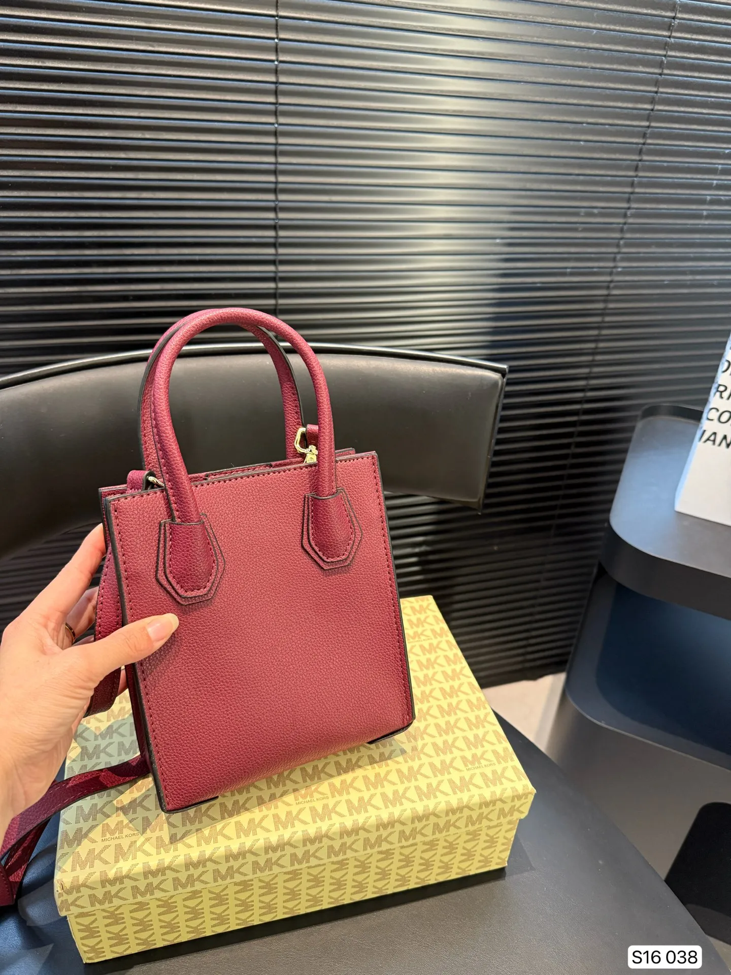 P130 配盒子 MK Mercer mini琴谱包 温柔百搭的颜色，很精致，超级可爱，适合小女生背~包包看起来很小但是容量刚好够用，女生出去逛街补妆的化妆品、钥匙手机都可以放进去。 尺寸：15 17 货号038