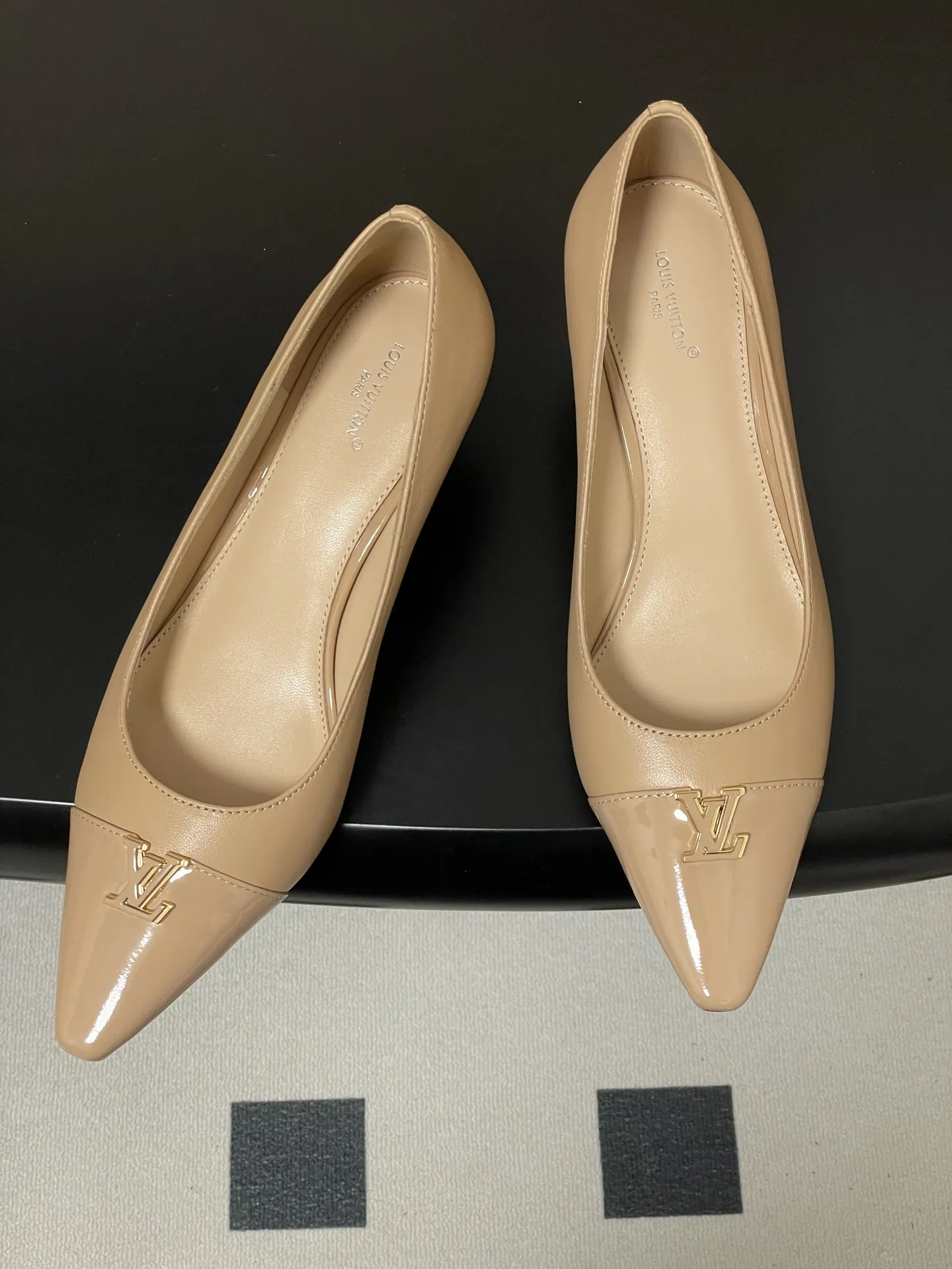 p290- 26ss春夏新款 LOUIS VUITTON 路易威登 LV 拼色高跟鞋系列经典字母V扣细跟浅口单鞋/平底芭蕾舞鞋 LV尖头单鞋,漆皮材质+经典Logo,简约优雅又超有辨识度!尖头设计拉长腿部线条,裸色百搭,通勤、职场、约会都能轻松驾驭。平底结构,舒适好走,长时间站立也不累。无论配西装裤还是连衣裙,都能轻松切换干练or温柔风格,是职场女生和时尚达人的必备单品! 鞋面:定制小牛皮 内里垫脚:羊皮 鞋底:意大利真皮大底(原版开模注塑前掌) 跟高:9.5cm/6cm/平底 码数:35-39(40.41定做不退换)