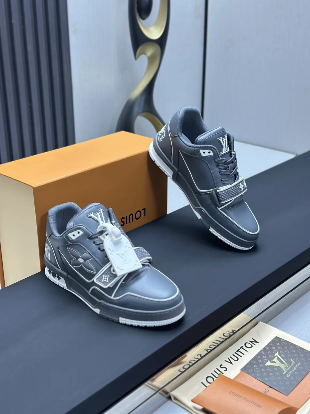 工厂直销¥300💰顶级版本 LV-路易威登-经典走秀新款 空胶工艺·原版1:1开发复刻!!上脚非常舒适 奢侈用料,做工精细,中底印有欧洲制造英文字母 鞋面由意大利进口小牛皮拼接,侧边饰有品牌LOGO标志及签名,最新乳胶垫脚➕网布内里,脚感超舒适。原厂特供原版双色TPU组合大底。套包工艺 固特异缝合锁边 面料:独家定制头层牛皮 配件:独家私模Vuitton 标识, 内里:定制丝滑网里-头层丝绸牛皮内里 大底:TPU组合大底耐磨防滑防黄 垫脚:新款乳胶垫-网纱吸汗 专柜工艺:全电脑针车拉线 鞋头 后套 冷热定型 全套拉帮套楦中低logo花纹 专柜包装 -鞋带 证书 卡片 说明书 合格证 防尘袋 全网最齐包装 女款35-40男款38-46(38/46订做不退换!