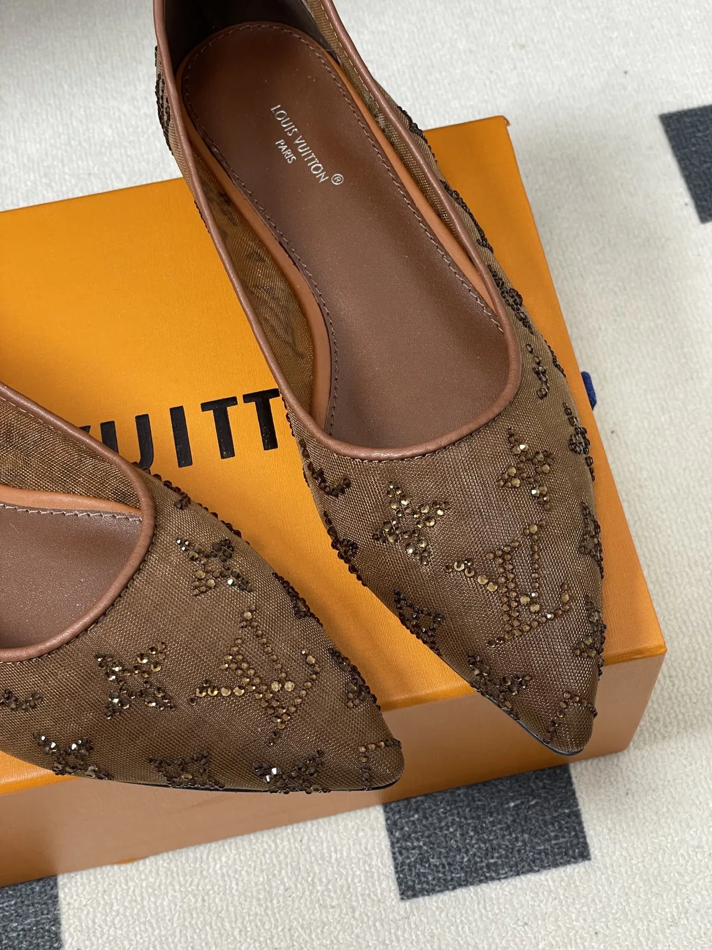 p260- 25ss夏季新款 LOUIS VUITTON 路易威登 LV 网纱钻面仙女鞋网面烫钻平底单鞋 Bing...Bling...✨网纱水晶钻&bull; 鞋面采用了透气的网纱材质，这种材质不仅能让脚部在穿着时保持相对透气舒适，同时也让鞋面上的水钻装饰更加醒目亮眼；内里羊皮，贴合脚部肌肤，提升穿着的舒适体验！ 尖头的设计能够拉长脚部线条，让脚部看起来更加纤细优雅，平底的设定则保证了穿着时的舒适度与行走的便利性，适合日常长时间穿着或者搭配较为正式、休闲的服装造型。 鞋面：定制网面镶烫澳洲水钻 内里垫脚：羊皮 鞋底：意大利A级真皮大底 跟高：平底/8.5cm 码数：35-39（40.41定做不退换）