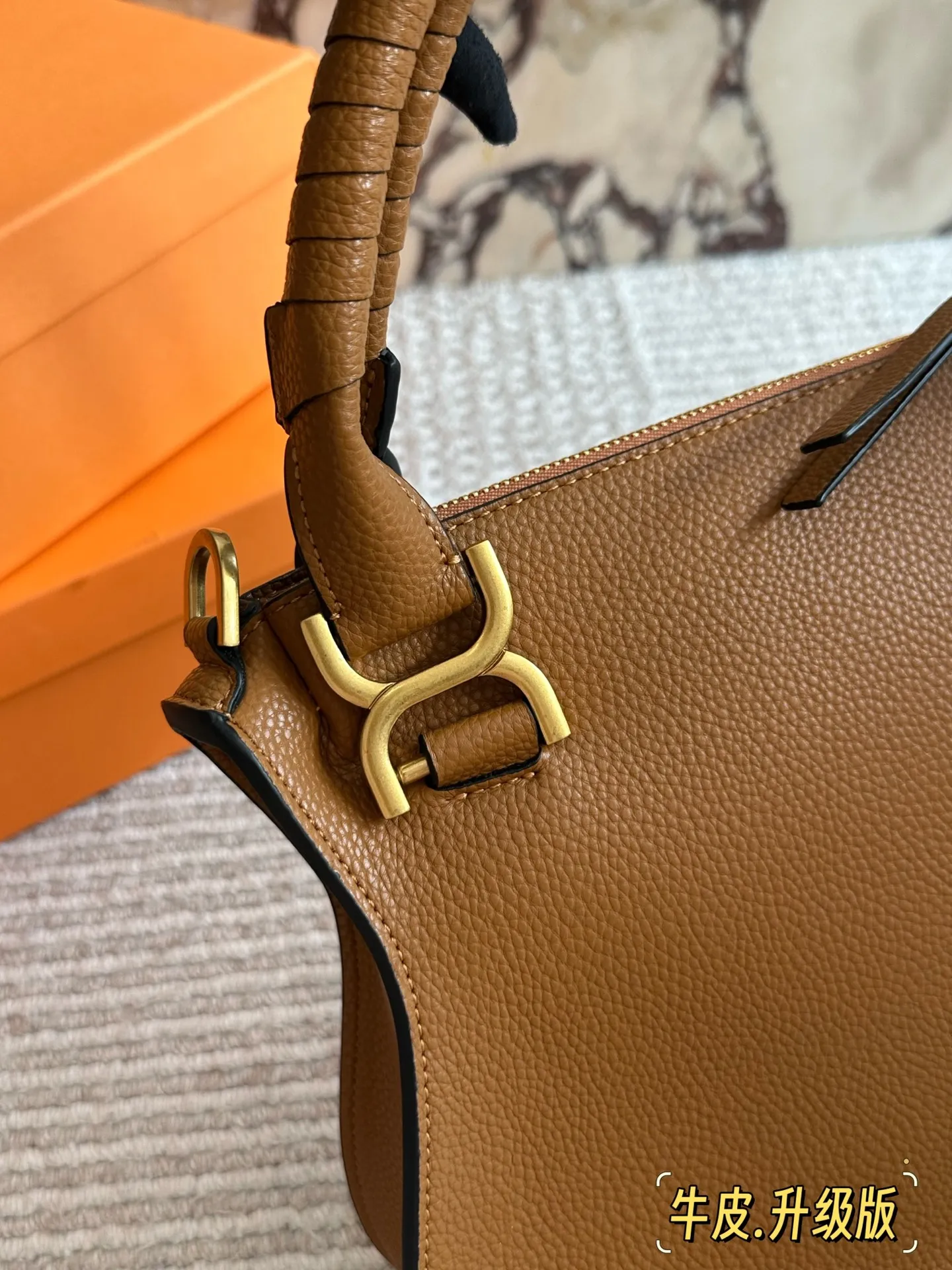 牛皮💰255 配盒 size：30*24 cm Chloe的手提马鞍包 翻毛皮/流苏/铆钉/马蹄扣 融入时髦的元素！ 复古🈶️高级！