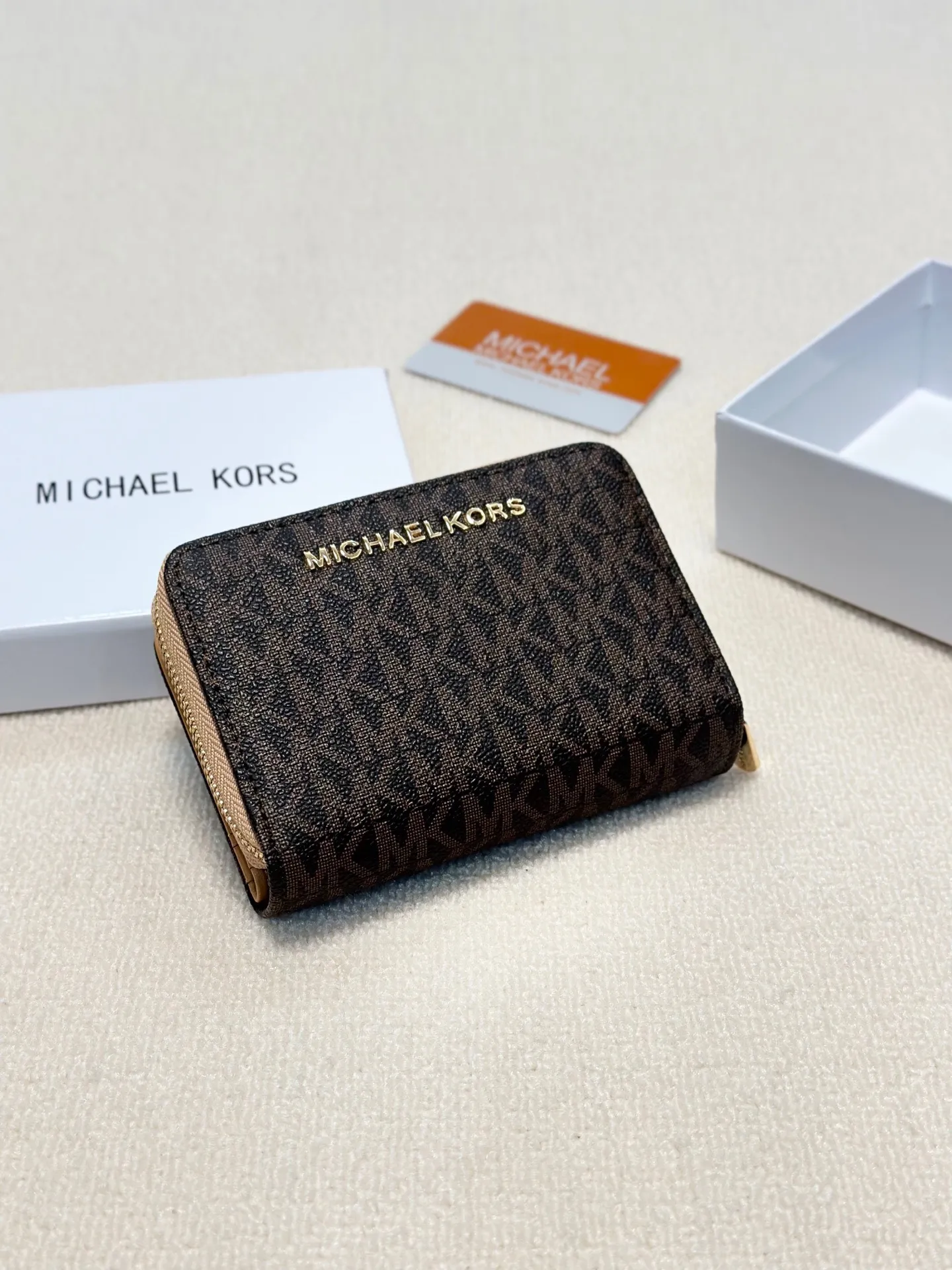 p85🎀🎀颜色 咖🎀尺寸 15x10🎀MK✨优质牛皮🐂中长款手感一流👏时尚设计💋潮版百搭,简约大方,💍卡包钱包两用。