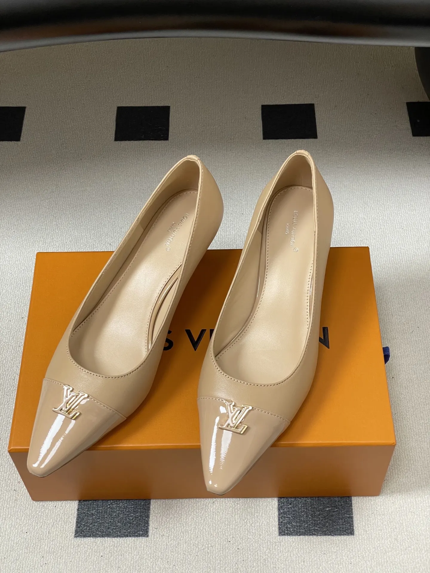 p290- 26ss春夏新款 LOUIS VUITTON 路易威登 LV 拼色高跟鞋系列经典字母V扣细跟浅口单鞋/平底芭蕾舞鞋 LV尖头单鞋，漆皮材质+经典Logo，简约优雅又超有辨识度！尖头设计拉长腿部线条，裸色百搭，通勤、职场、约会都能轻松驾驭。平底结构，舒适好走，长时间站立也不累。无论配西装裤还是连衣裙，都能轻松切换干练or温柔风格，是职场女生和时尚达人的必备单品！ 鞋面：定制小牛皮 内里垫脚：羊皮 鞋底：意大利真皮大底（原版开模注塑前掌） 跟高：9.5cm/6cm/平底 码数：35-39（40.41定做不退换）