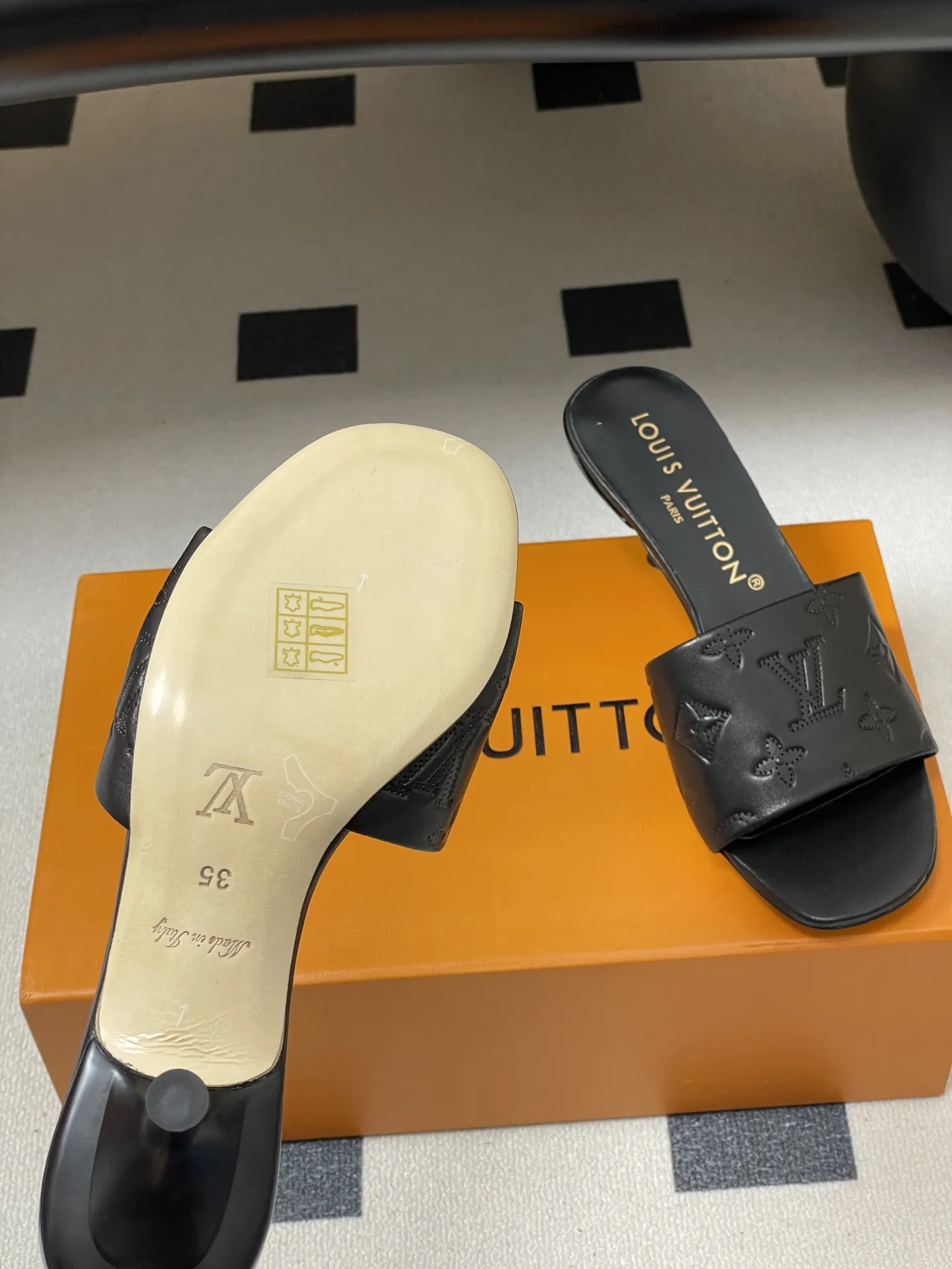 p260- 26Ss春夏新款Louis vuiteeon 路易威登LV 6AM凉拖鞋小猫跟拖鞋字母压印一字带平底拖鞋 本款6AM凉拖取材粒面牛皮革,以饰压印筑LV字母和Monogram花卉,令宽幅鞋面闪烁金属莹泽。妩媚小猫跟和柔软皮革外底完善整体。 鞋面:牛皮 内里垫脚:羊皮 鞋底:意大利真皮大底 跟高:平底/5.5cm 码数:35-39(40.41.42定做不退换)