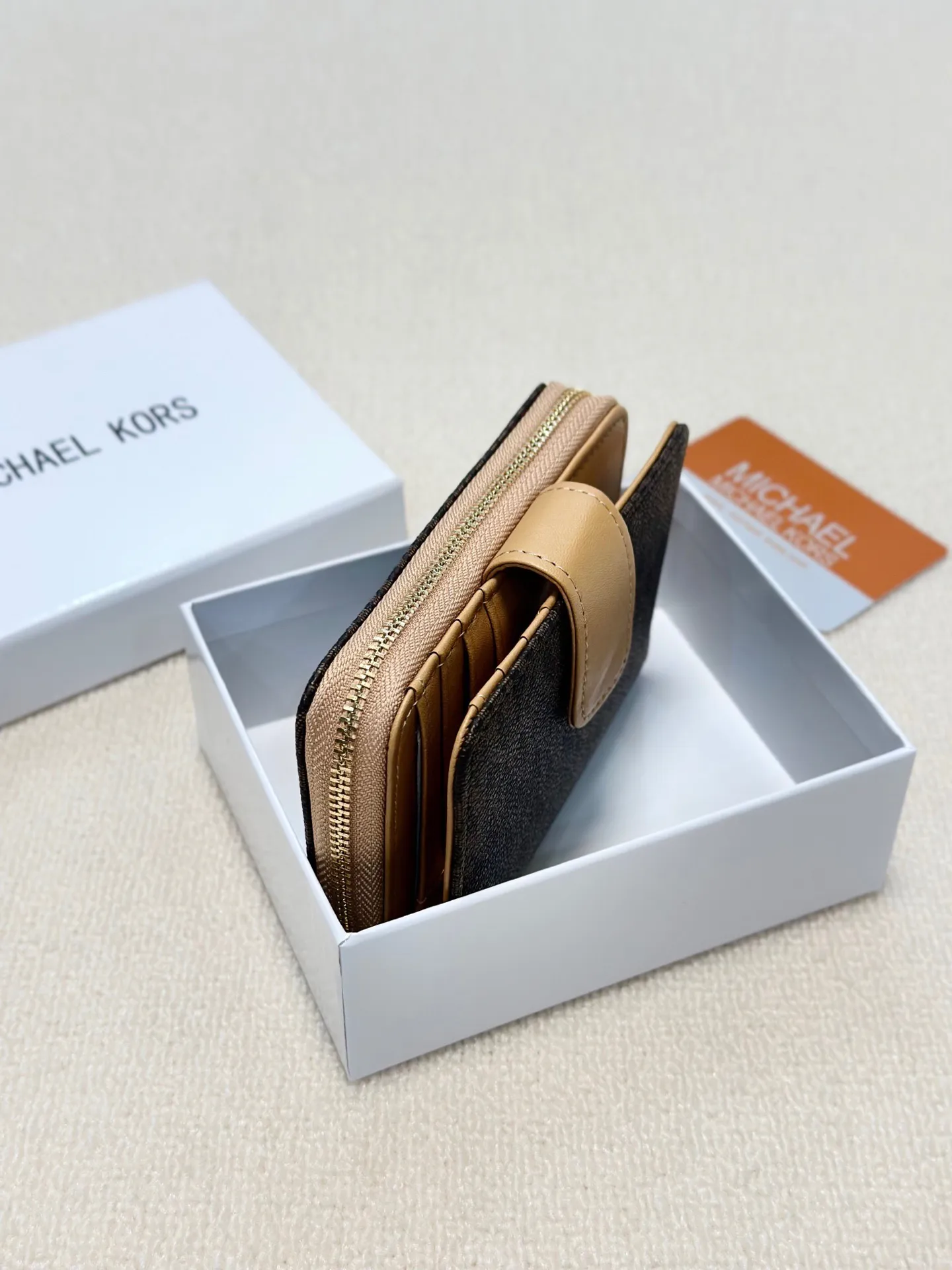 p85🎀🎀颜色 咖🎀尺寸 15x10🎀MK✨优质牛皮🐂中长款手感一流👏时尚设计💋潮版百搭，简约大方，💍卡包钱包两用。