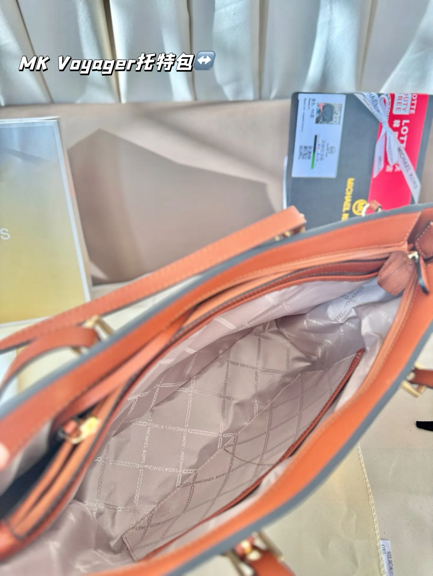 P165 配盒子 MK Voyager托特包 特别适合宝妈，或者日常通勤，巨能装。可以放下平板，平板电脑，短途旅行可以直接放几套衣服啥的，比较实用。尺寸：32*5*25