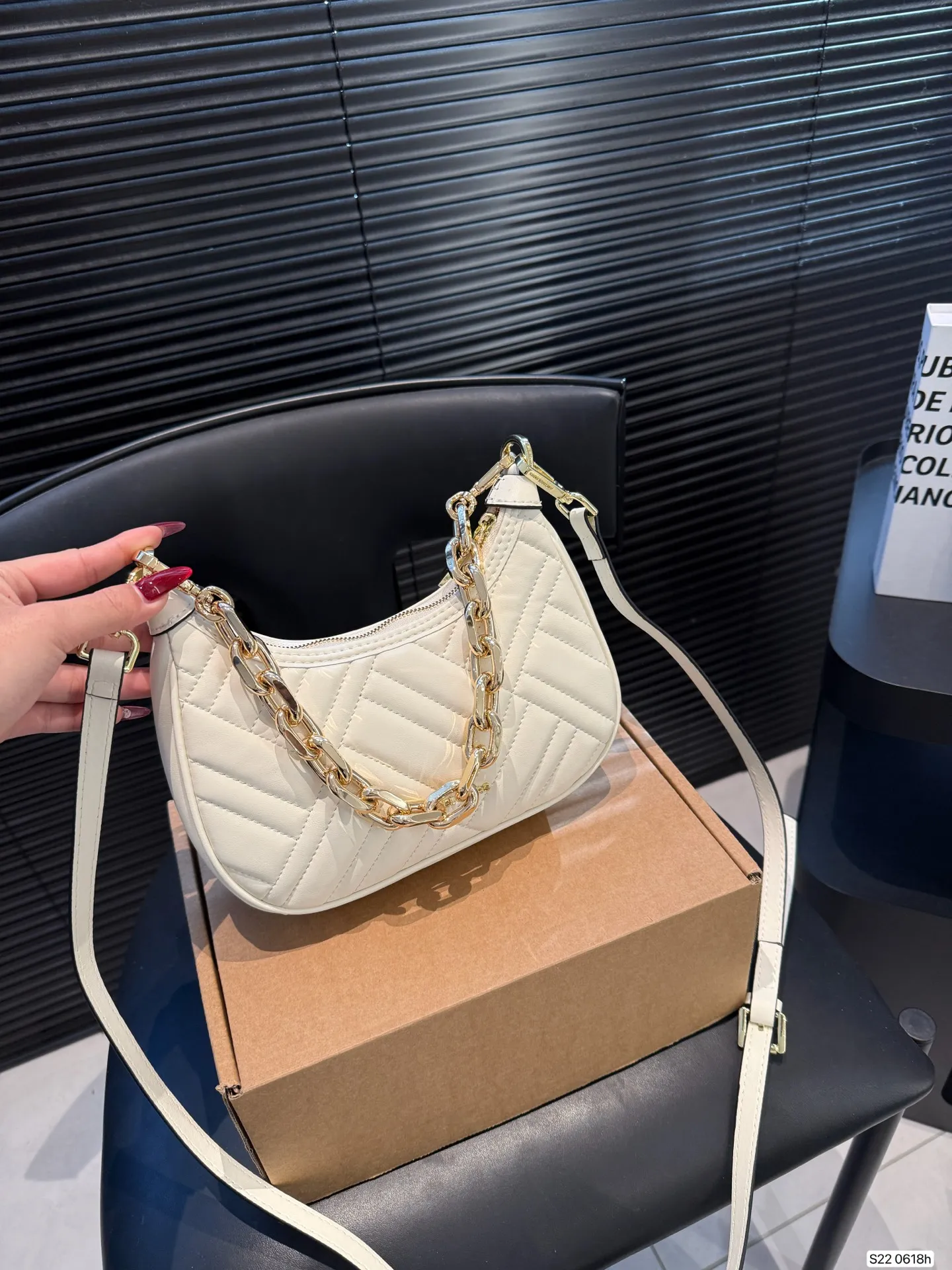 P160 配盒 MK腋下包 简单百搭 颜值高 日常出街首选 潮酷时尚女孩必入款 尺寸:22 12.5 货号0618