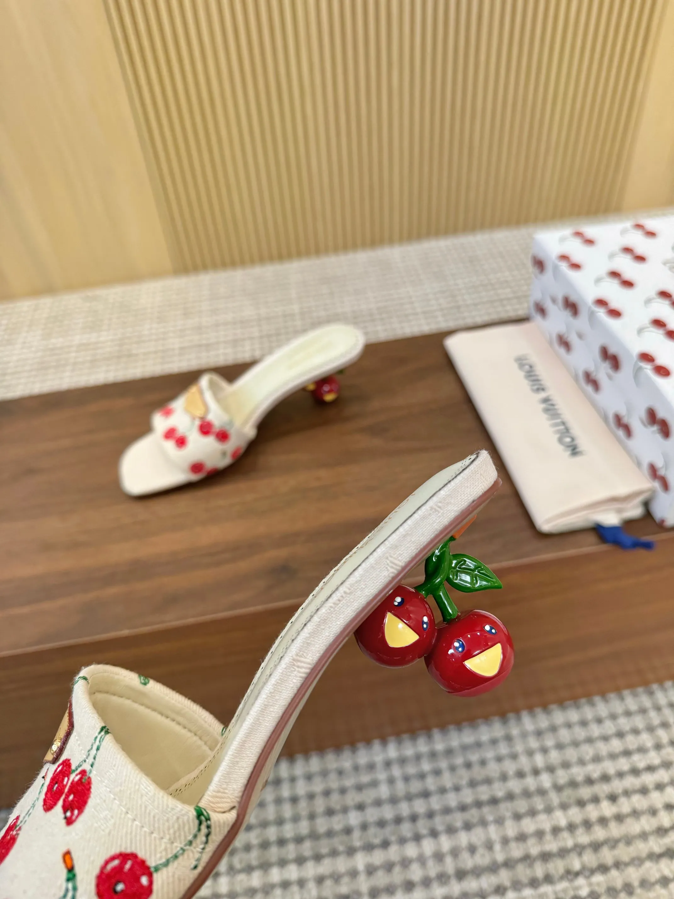 胶底p200 真皮底240🍒LV村上隆联名款🍒樱桃跟凉鞋拖鞋2025 早春新款 ‼️原版一致 硬货上新🆕高级感十足!国内外博主刷爆的一款,复古又时髦 上脚美炸了!官网小红书主推款 鞋面:定制原版材质+🍒刺绣 内里:进口羊皮里 大底:像胶底和真皮大底 鞋码: 35-43(35、43定制不退不换)