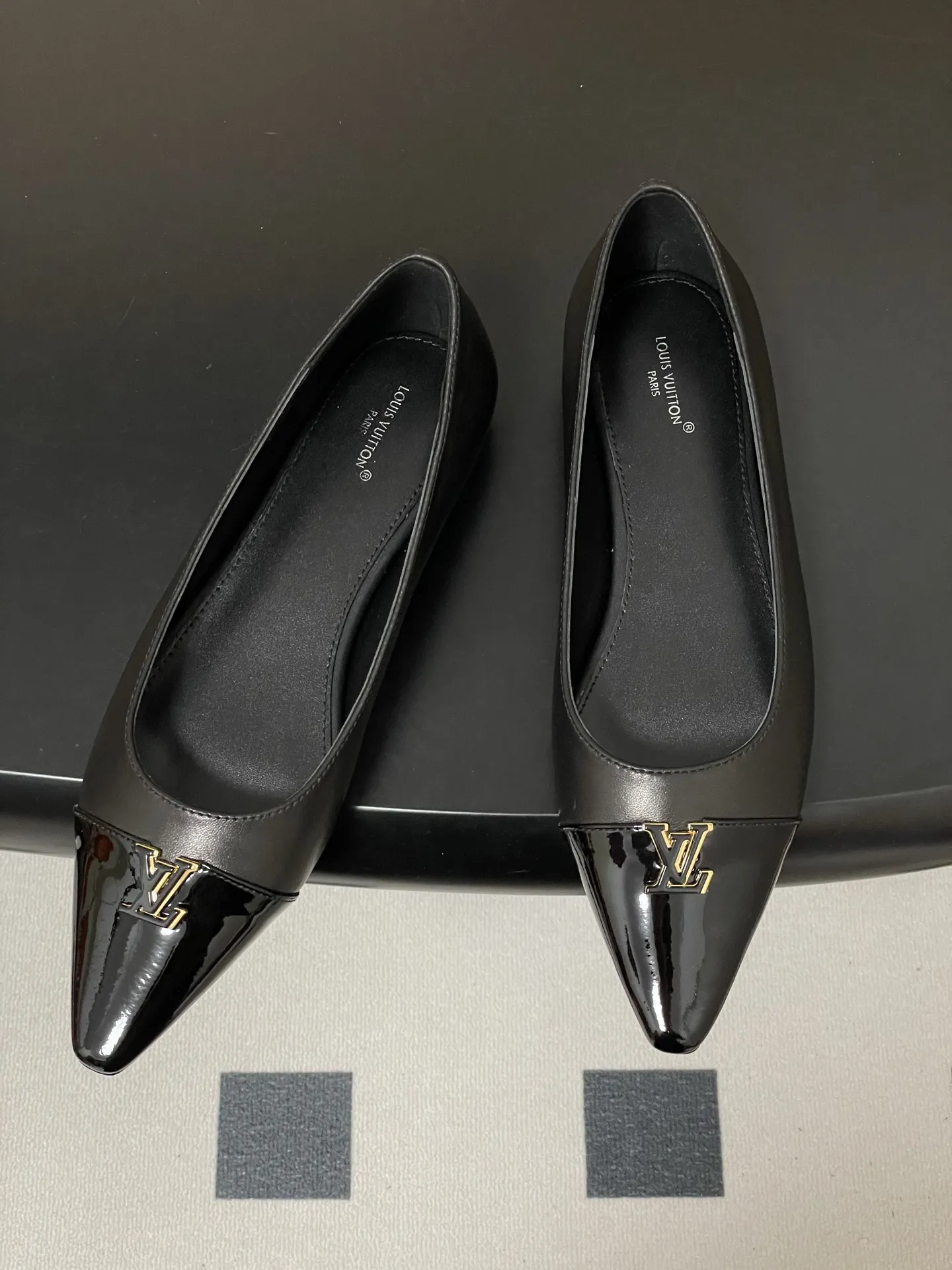 p290- 26ss春夏新款 LOUIS VUITTON 路易威登 LV 拼色高跟鞋系列经典字母V扣细跟浅口单鞋/平底芭蕾舞鞋 LV尖头单鞋,漆皮材质+经典Logo,简约优雅又超有辨识度!尖头设计拉长腿部线条,裸色百搭,通勤、职场、约会都能轻松驾驭。平底结构,舒适好走,长时间站立也不累。无论配西装裤还是连衣裙,都能轻松切换干练or温柔风格,是职场女生和时尚达人的必备单品! 鞋面:定制小牛皮 内里垫脚:羊皮 鞋底:意大利真皮大底(原版开模注塑前掌) 跟高:9.5cm/6cm/平底 码数:35-39(40.41定做不退换)