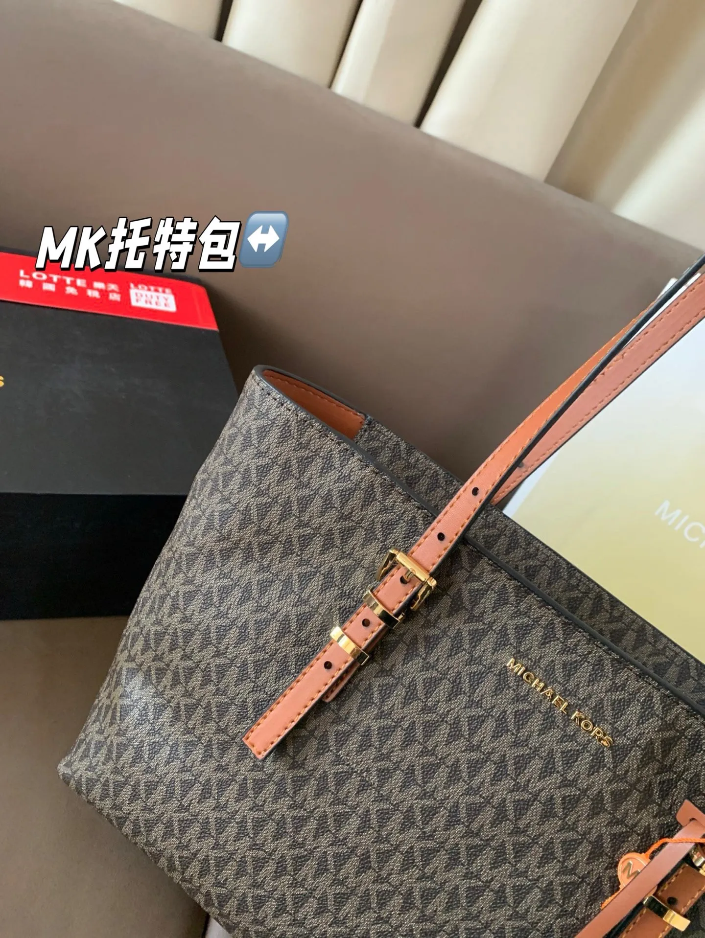 P180 配盒子 MK托特 超适合秋冬背的MK包包 MK万年耐看老花包，托特包 经典爆 的色系包型，完全不会老气!! 经典百搭，日常通勤超适合，颜值和质感都拉满了!绝美的包包配上大空间的容量 尺寸：30*24