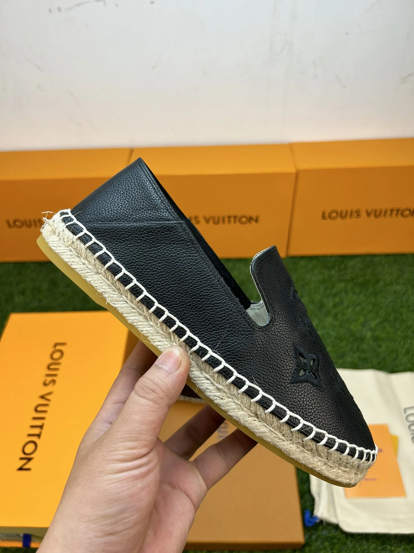 p220💰新品 LV/路易威登23ss春夏新款 、男女同款情侣渔夫鞋 、牛仔布字母渔夫鞋系列, 爆款单鞋,上脚很美。 购入正品原版build。 ⚡️正品级⚡️顶级货版本! 正品编号:050M 【材质】 1️⃣鞋面采用进口顶级牛仔布鞋面、十分舒适! 2️⃣水染羊皮内里和垫脚、闪耀夺目、脚感好到爆! 3⃣️原厂透明橡胶大底。 4️⃣颜色:白色、深蓝。 5️⃣男款:38-45码。 6️⃣女款:34-42码。