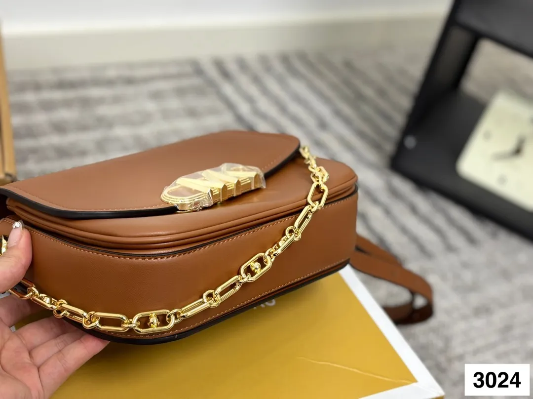 P145 配盒子 MK❤️款 早秋新款 真哒是人手必备 品牌力荐 大容量 很能装 推荐给大家 内里带logo 兼具定型包优雅和轻松慵懒休闲范 充满时尚感 有型前卫轻松出位 M家的款式越来越符合年轻人的审美 使用率越来越高👏👏👏尺寸：24.17