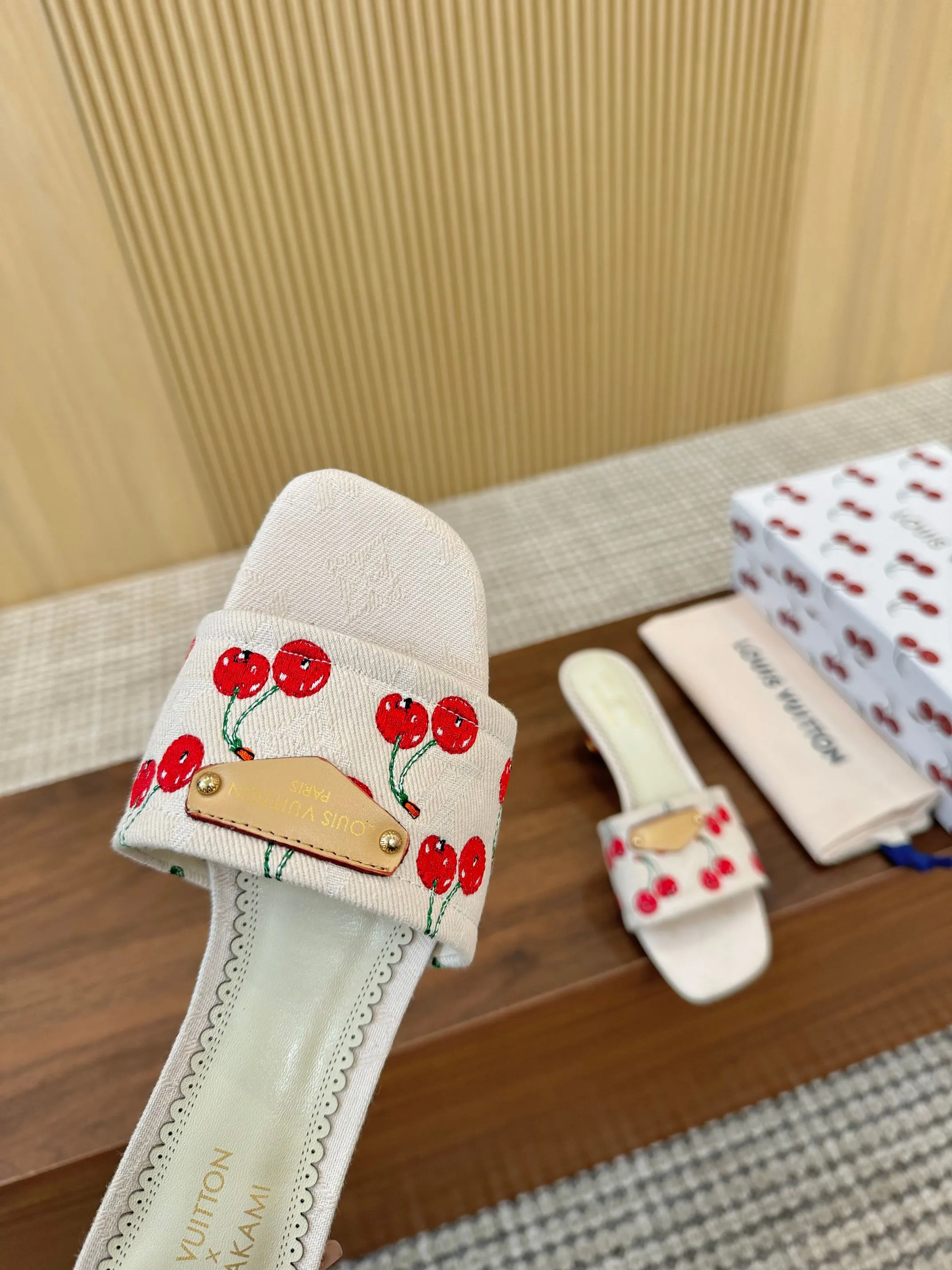 胶底p200 真皮底240🍒LV村上隆联名款🍒樱桃跟凉鞋拖鞋2025 早春新款 ‼️原版一致 硬货上新🆕高级感十足!国内外博主刷爆的一款,复古又时髦 上脚美炸了!官网小红书主推款 鞋面:定制原版材质+🍒刺绣 内里:进口羊皮里 大底:像胶底和真皮大底 鞋码: 35-43(35、43定制不退不换)