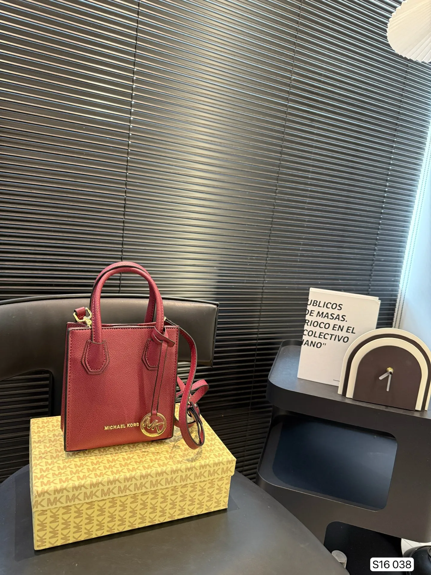 P130 配盒子 MK Mercer mini琴谱包 温柔百搭的颜色，很精致，超级可爱，适合小女生背~包包看起来很小但是容量刚好够用，女生出去逛街补妆的化妆品、钥匙手机都可以放进去。 尺寸：15 17 货号038