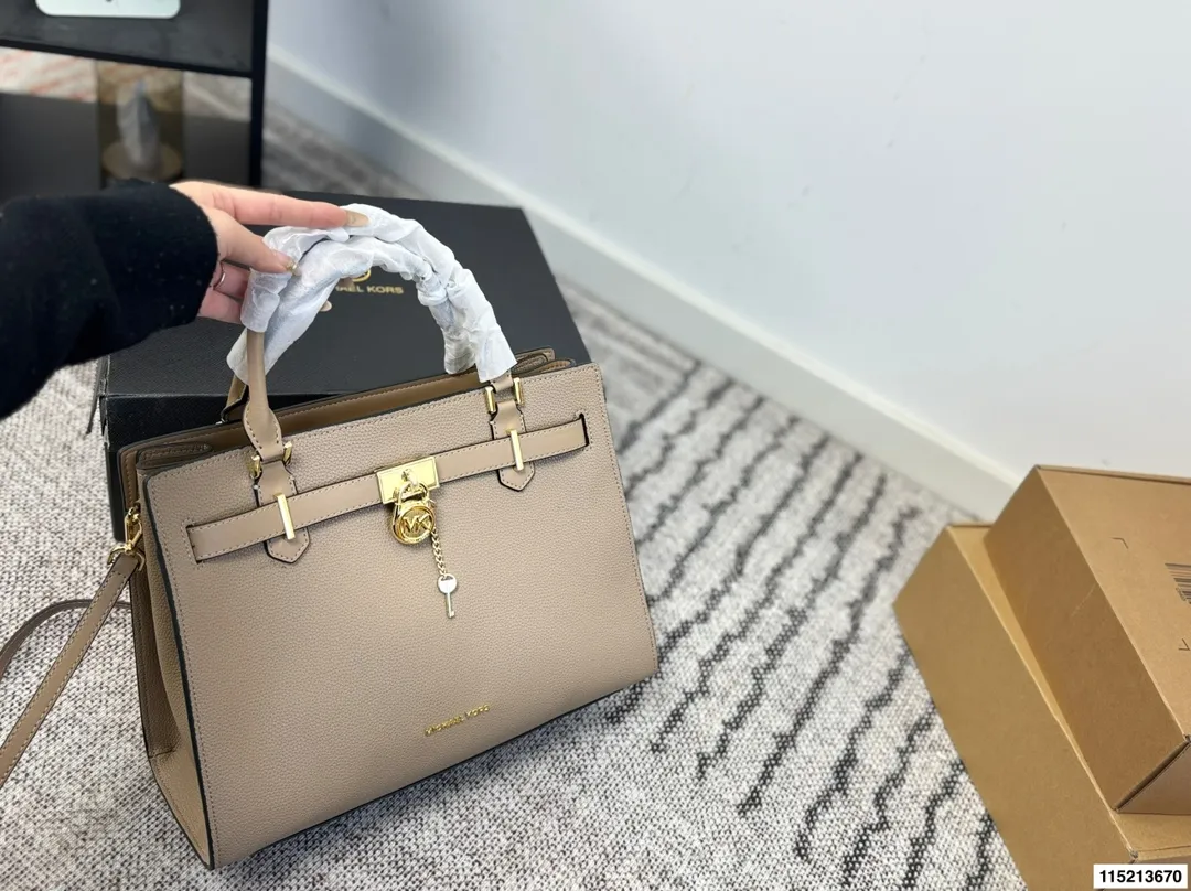 p180 配盒子 mk托特 时尚炸街 商务稳重 通通拿捏。一年四季都能打Mercer系列一直注重通勤实用！尺寸34.25