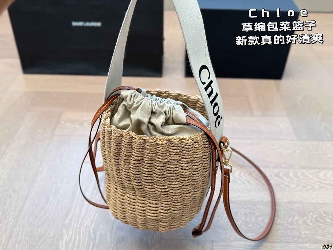 ¥100 Chloe 克洛伊 新款草编包 菜篮子 真的好清爽炒适合海边 是属于夏天的包没错啦 背起来吧 姐妹们 尺寸: 15 18