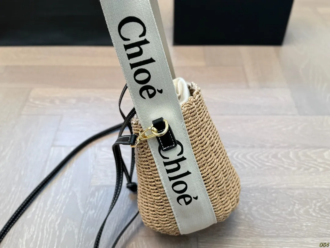 &yen;100 Chloe 克洛伊 新款草编包 菜篮子 真的好清爽炒适合海边 是属于夏天的包没错啦 背起来吧 姐妹们 尺寸: 15 18