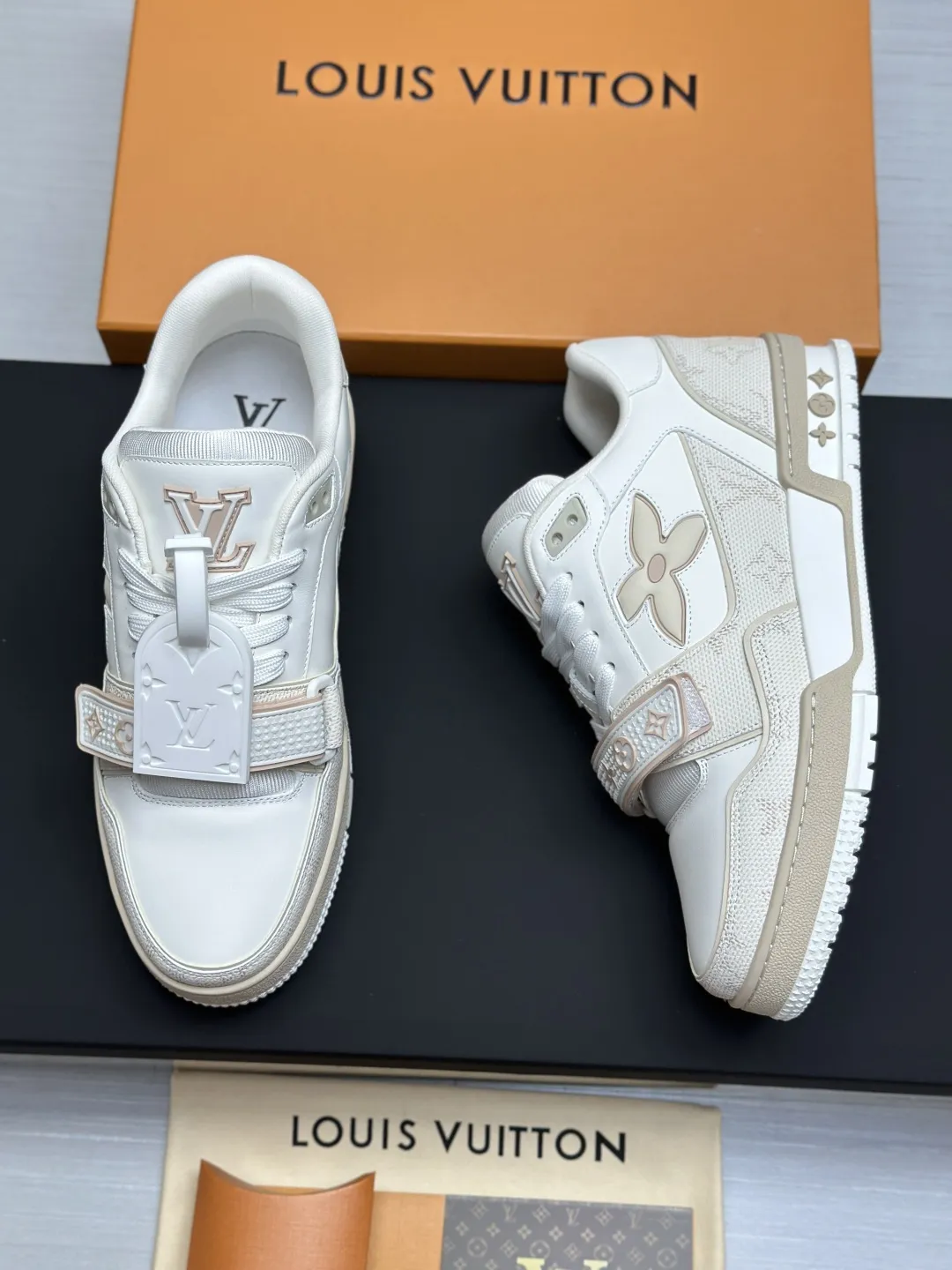 工厂直销¥300💰顶级版本 LV-路易威登-经典走秀新款 空胶工艺·原版1:1开发复刻!!上脚非常舒适 奢侈用料,做工精细,中底印有欧洲制造英文字母 鞋面由意大利进口小牛皮拼接,侧边饰有品牌LOGO标志及签名,最新乳胶垫脚➕网布内里,脚感超舒适。原厂特供原版双色TPU组合大底。套包工艺 固特异缝合锁边 面料:独家定制头层牛皮 配件:独家私模Vuitton 标识, 内里:定制丝滑网里-头层丝绸牛皮内里 大底:TPU组合大底耐磨防滑防黄 垫脚:新款乳胶垫-网纱吸汗 专柜工艺:全电脑针车拉线 鞋头 后套 冷热定型 全套拉帮套楦中低logo花纹 专柜包装 -鞋带 证书 卡片 说明书 合格证 防尘袋 全网最齐包装 女款35-40男款38-46(38/46订做不退换!