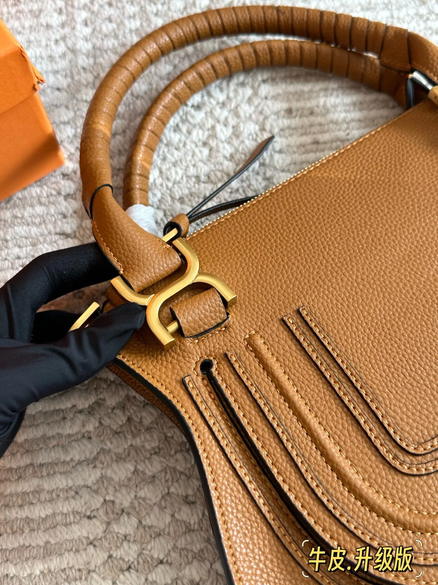 牛皮💰255 配盒 size：30*24 cm Chloe的手提马鞍包 翻毛皮/流苏/铆钉/马蹄扣 融入时髦的元素！ 复古🈶️高级！