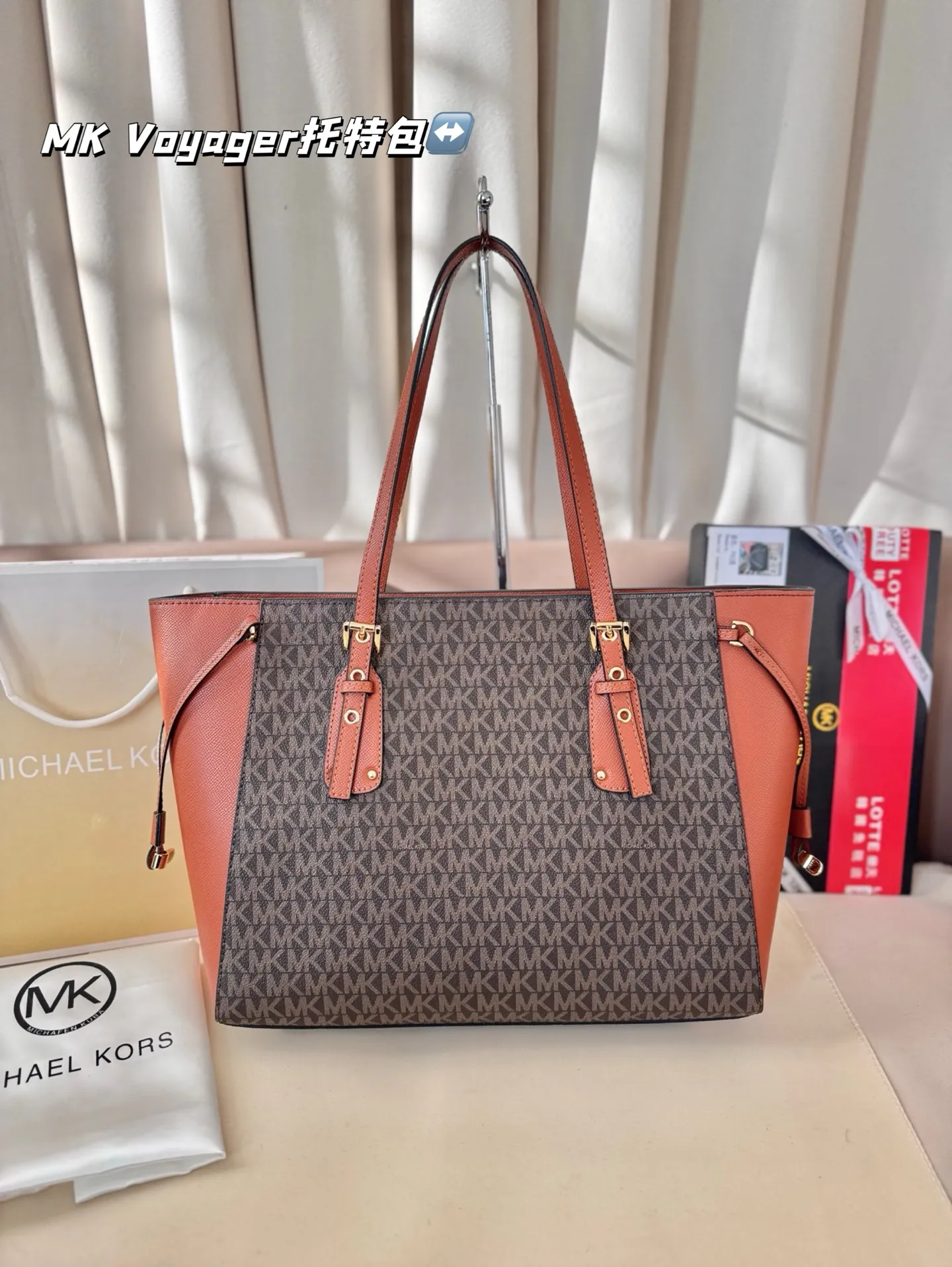P165 配盒子 MK Voyager托特包 特别适合宝妈，或者日常通勤，巨能装。可以放下平板，平板电脑，短途旅行可以直接放几套衣服啥的，比较实用。尺寸：32*5*25