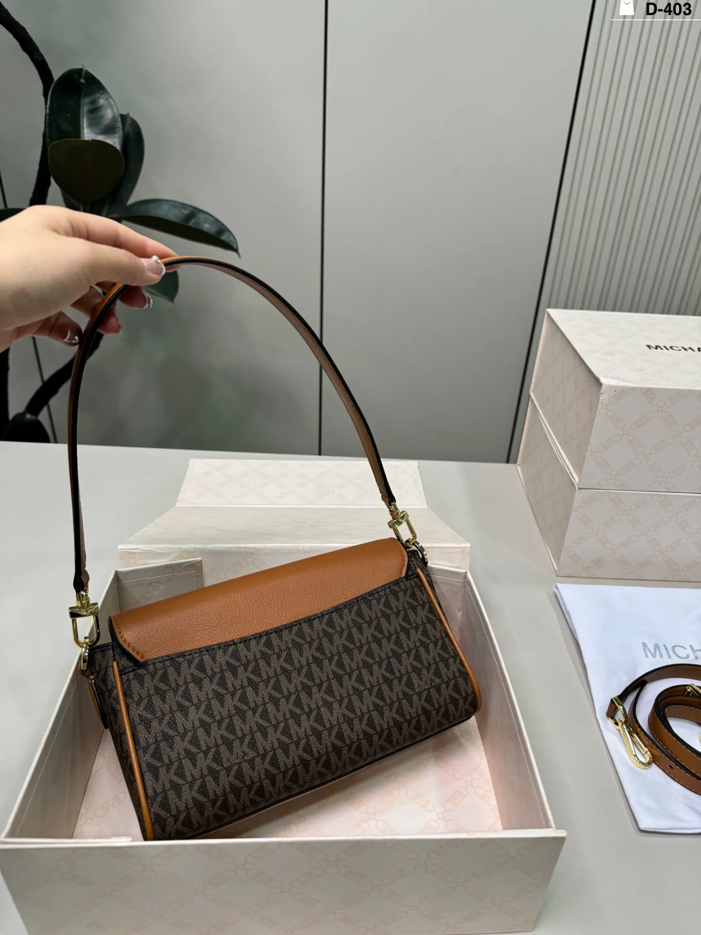 💰p135 D-403尺寸23&times;13折叠盒 MK 腋下包 MK新品单肩法棍包，硬挺时髦。 集潮流与实用为一体。