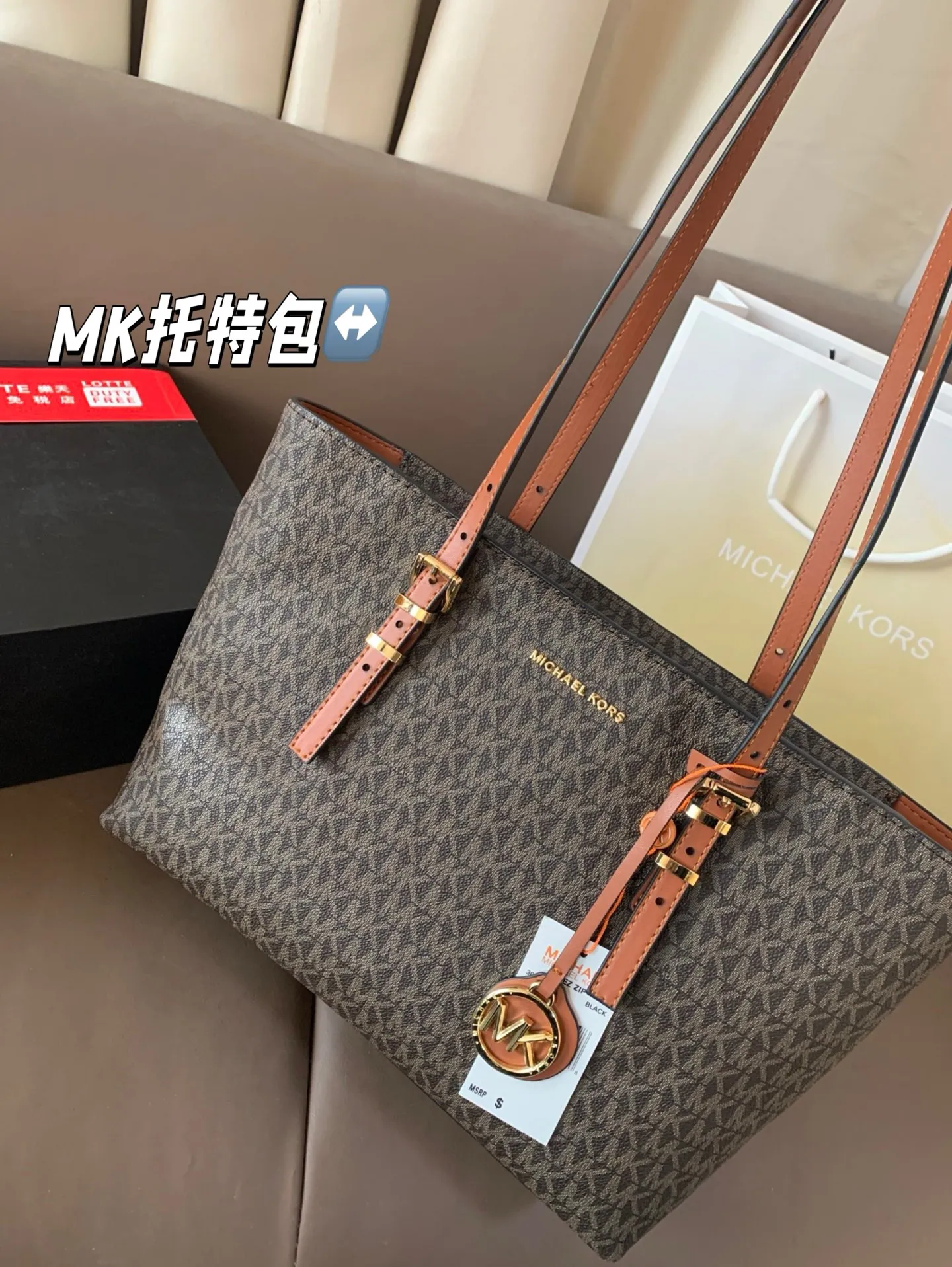 P180 配盒子 MK托特 超适合秋冬背的MK包包 MK万年耐看老花包,托特包 经典爆 的色系包型,完全不会老气!! 经典百搭,日常通勤超适合,颜值和质感都拉满了!绝美的包包配上大空间的容量 尺寸:30*24
