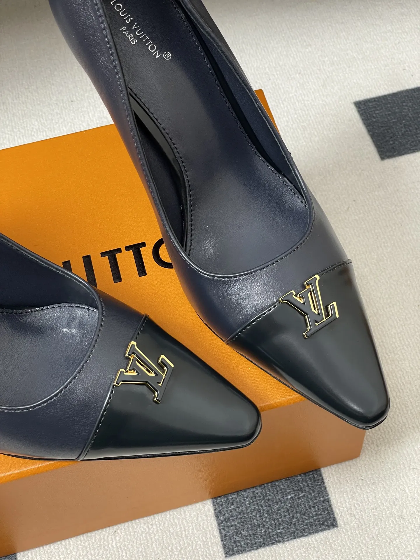 p290- 26ss春夏新款 LOUIS VUITTON 路易威登 LV 拼色高跟鞋系列经典字母V扣细跟浅口单鞋/平底芭蕾舞鞋 LV尖头单鞋，漆皮材质+经典Logo，简约优雅又超有辨识度！尖头设计拉长腿部线条，裸色百搭，通勤、职场、约会都能轻松驾驭。平底结构，舒适好走，长时间站立也不累。无论配西装裤还是连衣裙，都能轻松切换干练or温柔风格，是职场女生和时尚达人的必备单品！ 鞋面：定制小牛皮 内里垫脚：羊皮 鞋底：意大利真皮大底（原版开模注塑前掌） 跟高：9.5cm/6cm/平底 码数：35-39（40.41定做不退换）