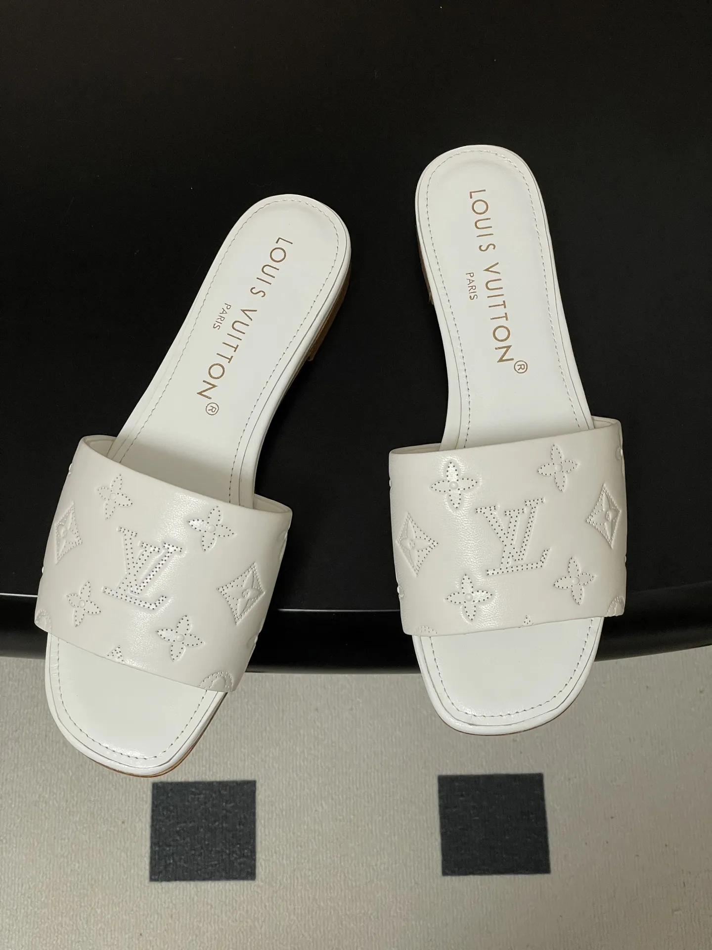 p260- 26Ss春夏新款Louis vuiteeon 路易威登LV 6AM凉拖鞋小猫跟拖鞋字母压印一字带平底拖鞋 本款6AM凉拖取材粒面牛皮革,以饰压印筑LV字母和Monogram花卉,令宽幅鞋面闪烁金属莹泽。妩媚小猫跟和柔软皮革外底完善整体。 鞋面:牛皮 内里垫脚:羊皮 鞋底:意大利真皮大底 跟高:平底/5.5cm 码数:35-39(40.41.42定做不退换)