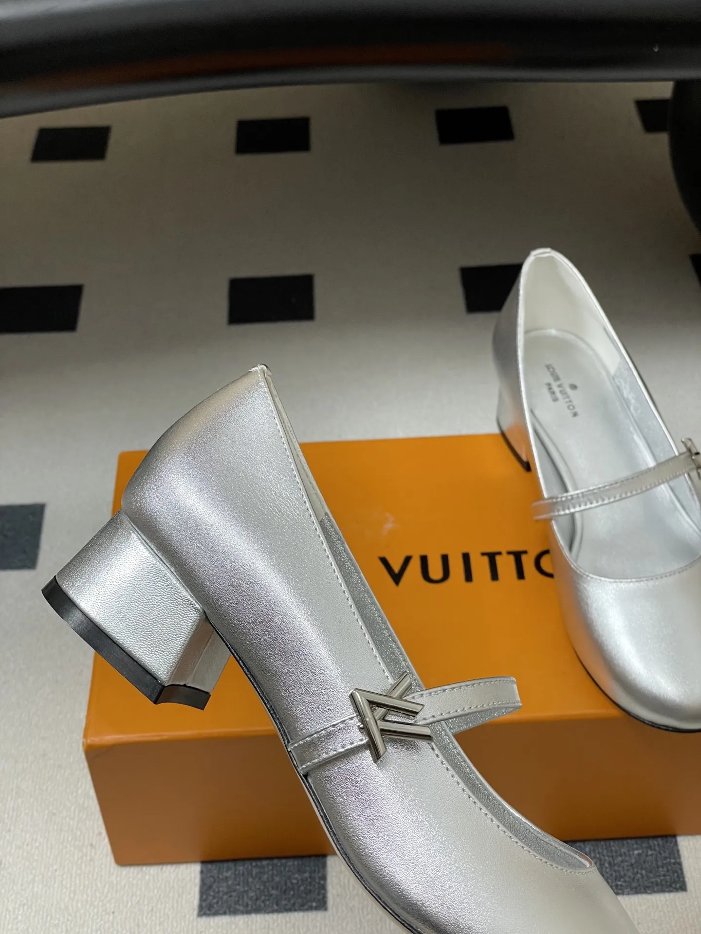 p290- 26ss春夏新款Louis Vuitton LV ROMY高跟鞋系列最 小矮跟后空凉鞋 经典五金金属V扣玛丽珍鞋后空粗跟凉鞋字母标单鞋 本款Romy 高跟鞋取材真皮革，呈现柔软质感和利落外观。圆润鞋头流露柔美气息，弹力后带方便穿脱。皮革包覆平稳方跟和纤细鞋带，后者点缀LV Twist装饰。 可爱的圆头造型搭配LV标志-精致又好看，粗跟脚感特别的好穿舒适。经典百搭单品！ 原版开模V型金属跟！ 鞋面：小牛皮 内里垫脚：羊皮 鞋底：意大利A级真皮大底 跟高：3.5cm 码数：35-39（40.41定做不退换）