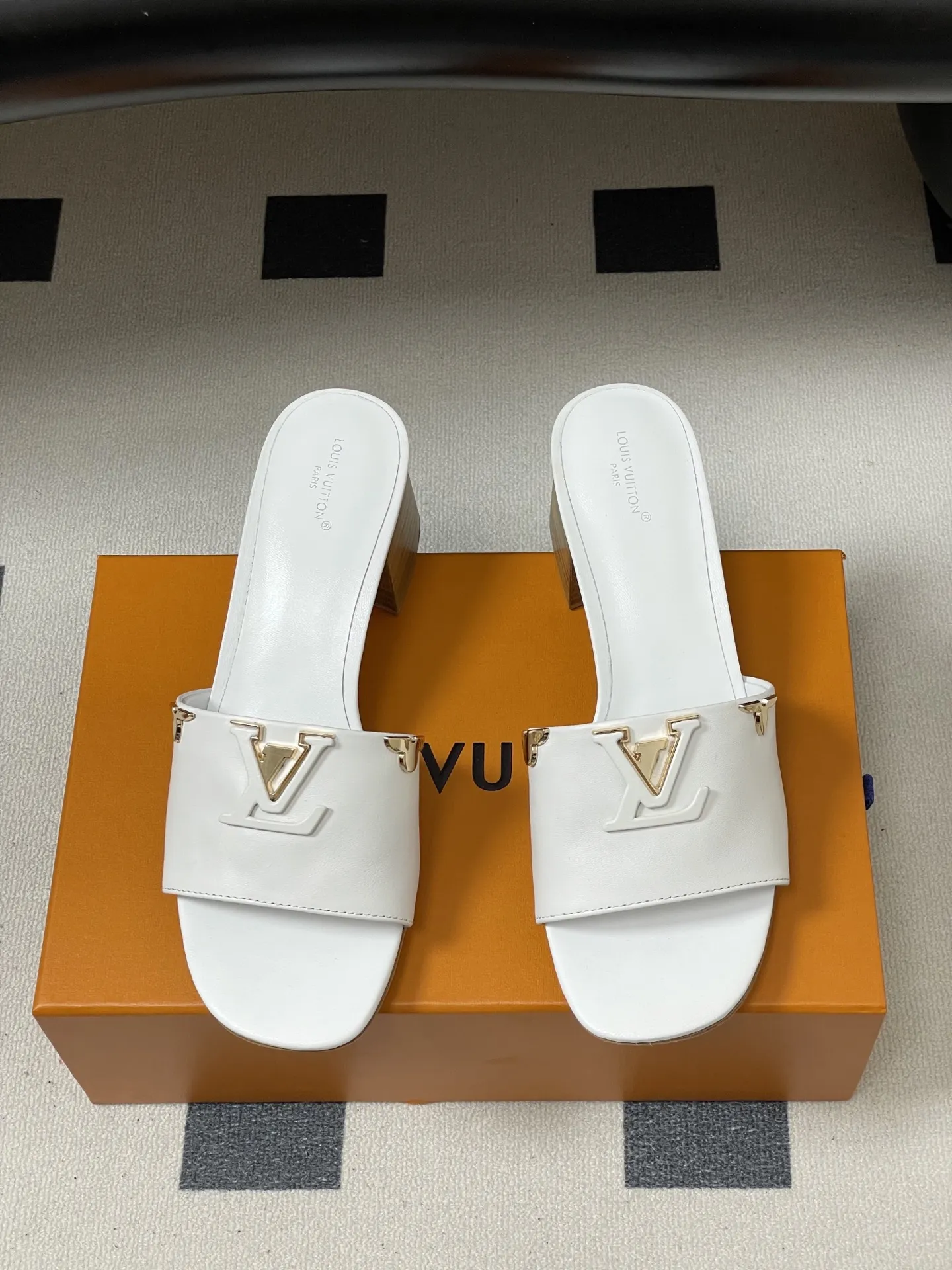 p260- 经典款Louis vuitteon路易威登 Lv Isola凉拖鞋系列经典字母logo大扣一字带粗跟拖鞋五金扣平底凉拖鞋 LV Isola穆勒凉拖，选用优质小牛皮，搭配金属LV Logo，简约又超有辨识度！木质粗跟设计，舒适又时髦，日常通勤、休闲都能轻松驾驭。开放式鞋面，夏天穿超透气，白色百搭，裙装裤装随心搭配，轻松get高级感穿搭风格！ 这款拖鞋展示的是一种轻松而优雅的风格，由柔软的小牛皮制成。这款型号以其宽大的鞋面而闻名，上面点缀着部分皮革覆盖的品牌配件，加以精致而耐用的皮革大底完成了这一设计！ 鞋面：定制小牛皮 内里垫脚：羊皮 跟高：平底/4.5cm 鞋底：意大利真皮大底 码数：35-39（40.41.42定做不退换）