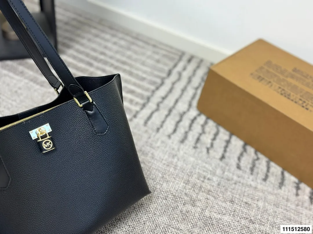 P170配盒⚠️尺寸34.25 MK 托特包 Mk应该算是轻奢品牌中质量最好的了，十分耐操，而且他家包包的设计一点也不会比大牌差，重点是还是咱家幂幂代言的哦。性价比极高，材质，设计都极好。低调的标志加上大气的外形设计，非常适合职场女性，低调又独立。