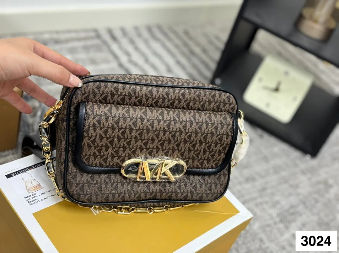 P145 配盒子 MK 新款相机包 专柜最新同歩 最新款 新鲜出炉啦‼️简直是美到人心啦 原版五金logo 首选进口皮料 质感超赞😍😍所谓人人必备一款 这个款式必须自留 真的是让人眼前一亮 喜欢的美妞抓紧啦 实物简直太美尺寸：24 16