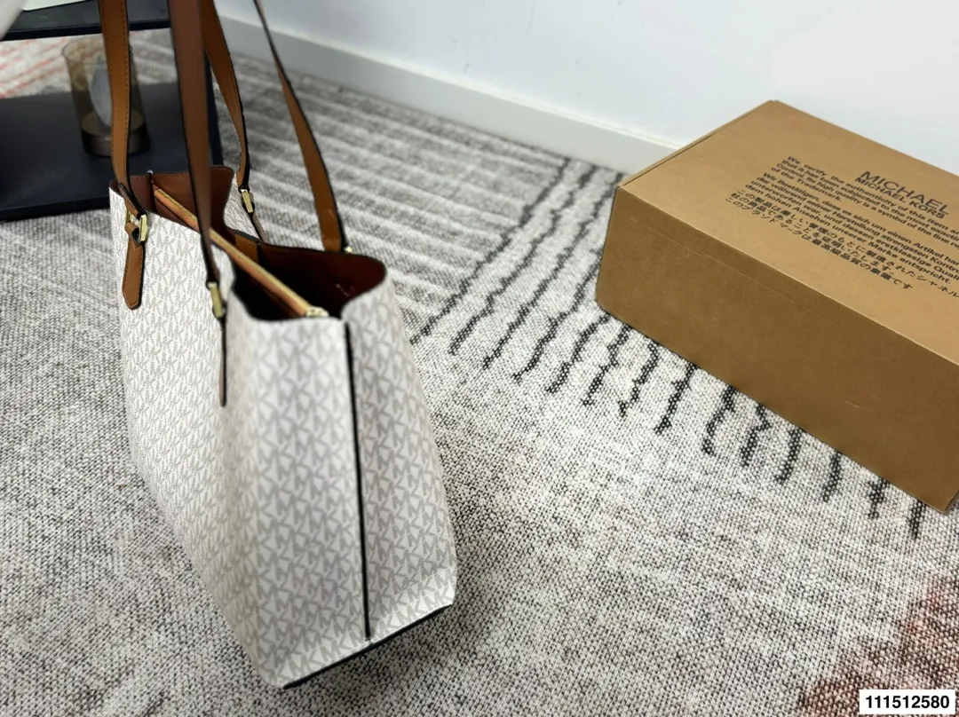 P170配盒⚠️尺寸34.25 MK 托特包 Mk应该算是轻奢品牌中质量最好的了,十分耐操,而且他家包包的设计一点也不会比大牌差,重点是还是咱家幂幂代言的哦。性价比极高,材质,设计都极好。低调的标志加上大气的外形设计,非常适合职场女性,低调又独立。