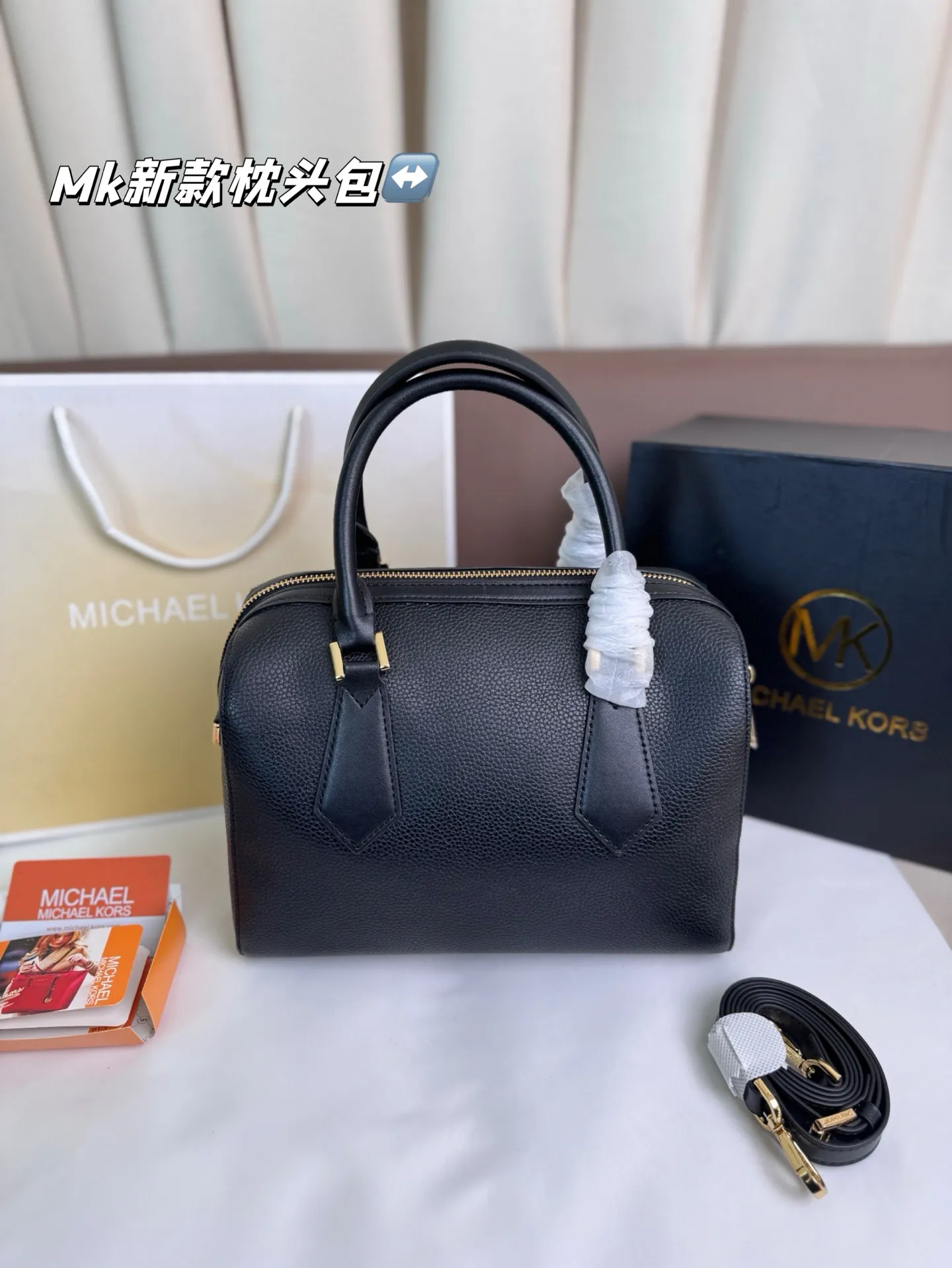 P165 Mk新款 Mercer 枕头包,官网同步 ,很可爱的一款包 手提斜挎多用款 尽显优雅品味。尺寸25*18