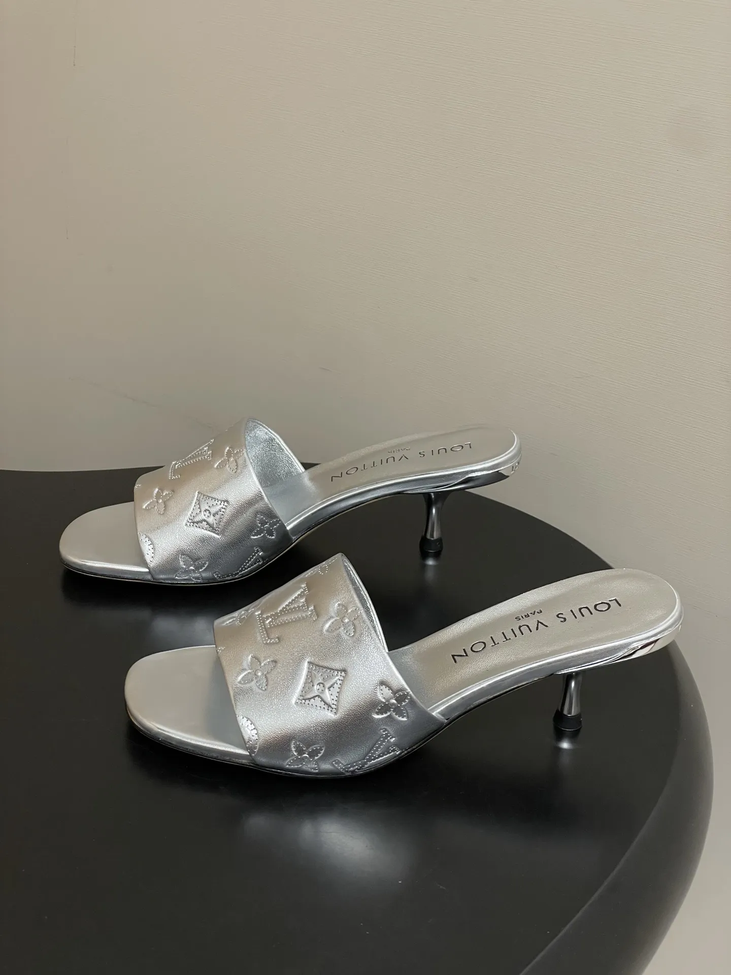 p260- 26Ss春夏新款Louis vuiteeon 路易威登LV 6AM凉拖鞋小猫跟拖鞋字母压印一字带平底拖鞋 本款6AM凉拖取材粒面牛皮革，以饰压印筑LV字母和Monogram花卉，令宽幅鞋面闪烁金属莹泽。妩媚小猫跟和柔软皮革外底完善整体。 鞋面：牛皮 内里垫脚：羊皮 鞋底：意大利真皮大底 跟高：平底/5.5cm 码数：35-39（40.41.42定做不退换）