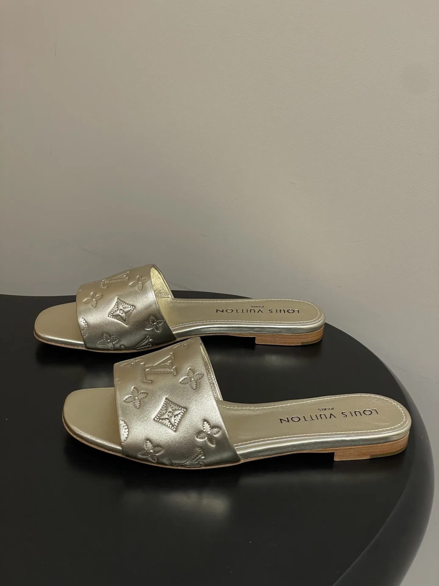 p260- 26Ss春夏新款Louis vuiteeon 路易威登LV 6AM凉拖鞋小猫跟拖鞋字母压印一字带平底拖鞋 本款6AM凉拖取材粒面牛皮革,以饰压印筑LV字母和Monogram花卉,令宽幅鞋面闪烁金属莹泽。妩媚小猫跟和柔软皮革外底完善整体。 鞋面:牛皮 内里垫脚:羊皮 鞋底:意大利真皮大底 跟高:平底/5.5cm 码数:35-39(40.41.42定做不退换)