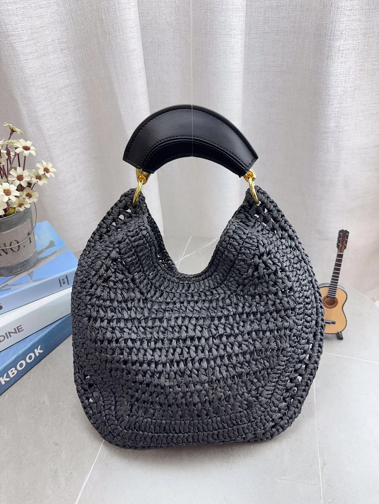 配折叠礼盒包装Chloe克洛伊拉菲草编织小购物袋 夏天背的包包真的太可爱了,背上一整个慵懒风 夏季沙滩腋下包 旅行拍照真的很nice哦 每个小仙女夏季都应有一个草编购物袋菜篮子 包包哦 尺寸36*23cm p115