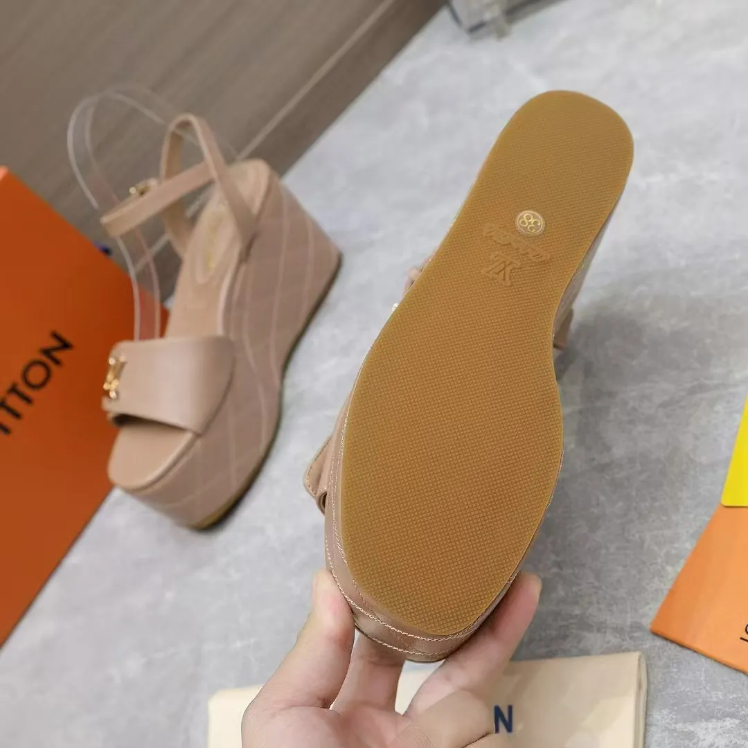 🔥🔥🔥顶级版本260💰💰 💯💯💯Lv最新恨天高 坡跟水台凉鞋 ⚡️2025夏季最新款Louis Vuitton/路易威登女款LV字母高跟凉鞋，此款V家凉鞋背面的Shake开放式臀部设计由进口小牛皮制成，大胆设计的色彩呈现，完美提升其现代线条，以其标志性的V行宽跟和带有品牌字母的精致细节而著称，灵感来自Twist包的标志性开舍，永恒的路易威登签名优雅 2025夏季女神们的夏季必备款， 原版复刻，脚感超舒适。尽显女王气质 鞋面：进口小牛软皮+LV字母装饰， 内里：进口羊皮 垫脚：进口羊皮垫脚， 大底：原版开模TPR大底 跟高：9CM 标准码：35-42(41 42码订做 不退不换) 配原版抽屉盒