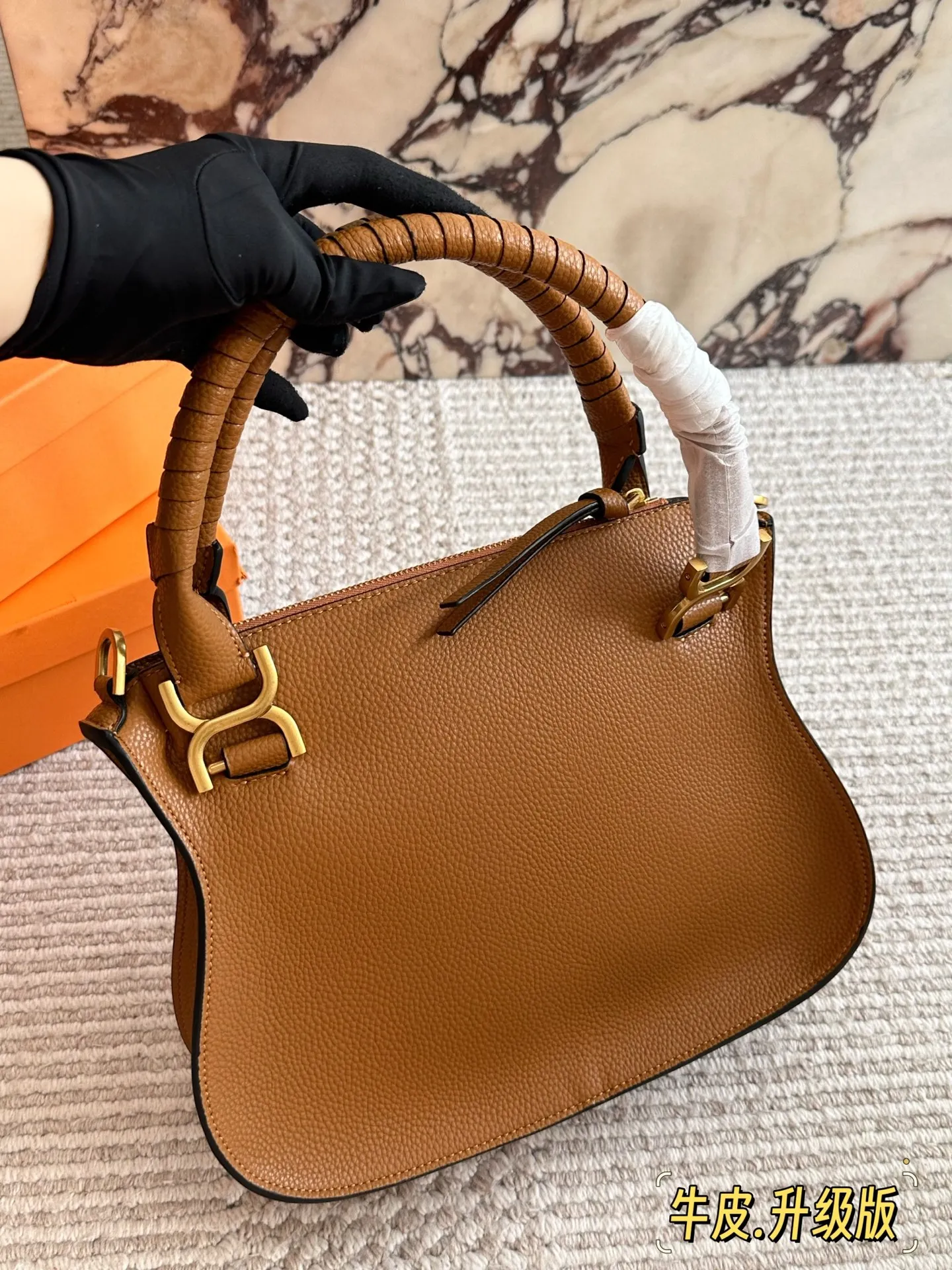 牛皮💰255 配盒 size：30*24 cm Chloe的手提马鞍包 翻毛皮/流苏/铆钉/马蹄扣 融入时髦的元素！ 复古🈶️高级！