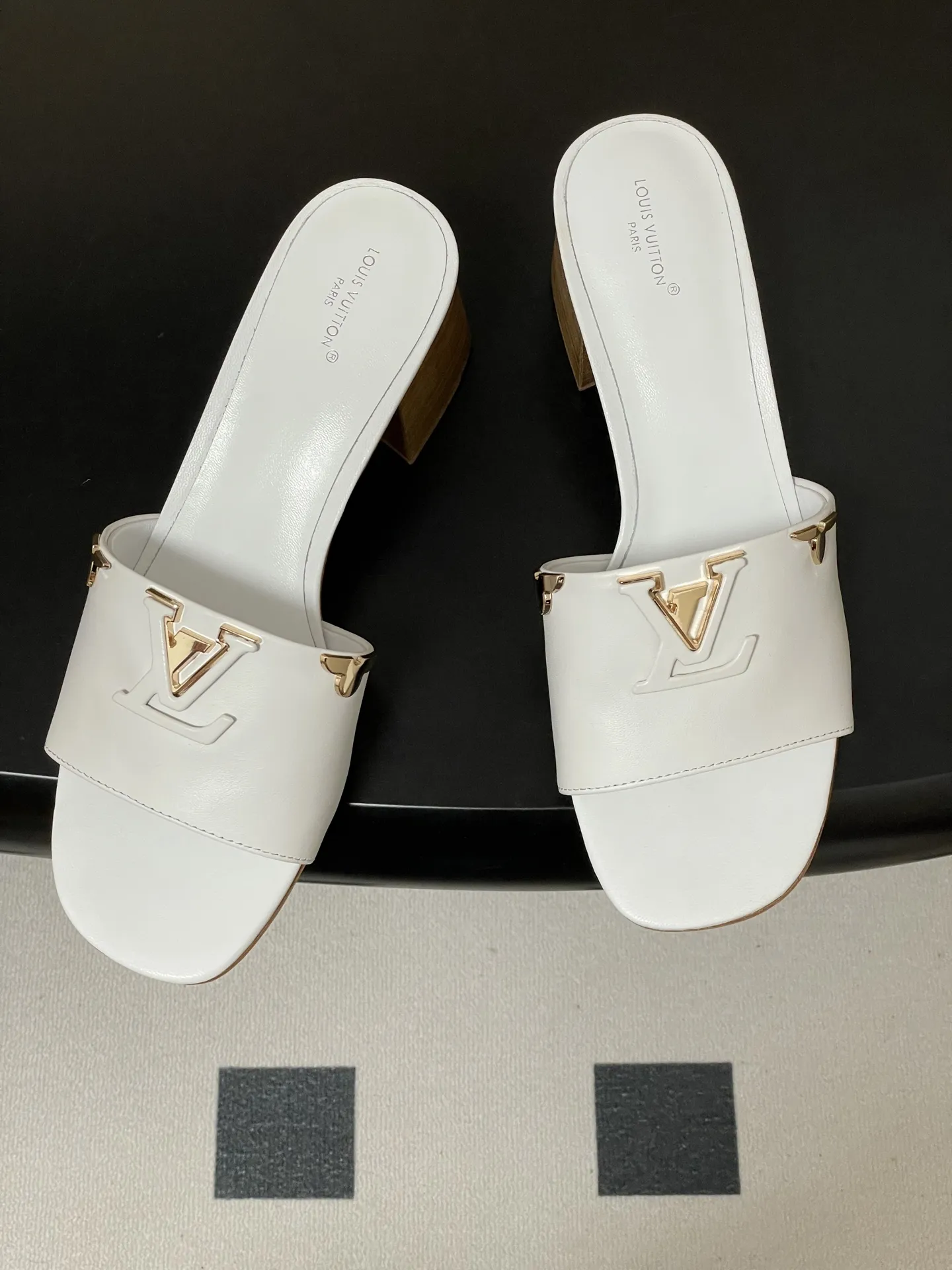 p260- 经典款Louis vuitteon路易威登 Lv Isola凉拖鞋系列经典字母logo大扣一字带粗跟拖鞋五金扣平底凉拖鞋 LV Isola穆勒凉拖，选用优质小牛皮，搭配金属LV Logo，简约又超有辨识度！木质粗跟设计，舒适又时髦，日常通勤、休闲都能轻松驾驭。开放式鞋面，夏天穿超透气，白色百搭，裙装裤装随心搭配，轻松get高级感穿搭风格！ 这款拖鞋展示的是一种轻松而优雅的风格，由柔软的小牛皮制成。这款型号以其宽大的鞋面而闻名，上面点缀着部分皮革覆盖的品牌配件，加以精致而耐用的皮革大底完成了这一设计！ 鞋面：定制小牛皮 内里垫脚：羊皮 跟高：平底/4.5cm 鞋底：意大利真皮大底 码数：35-39（40.41.42定做不退换）