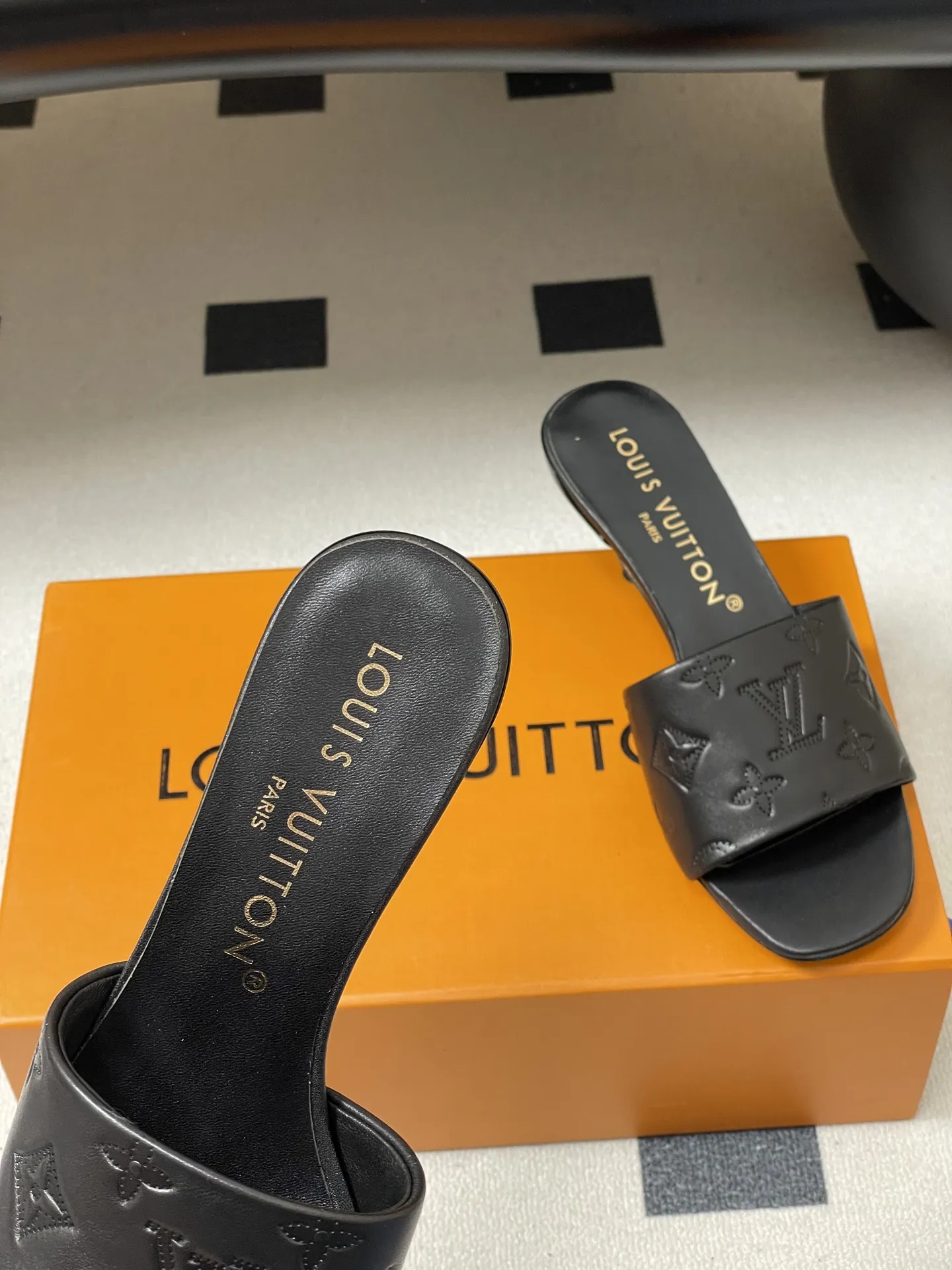 p260- 26Ss春夏新款Louis vuiteeon 路易威登LV 6AM凉拖鞋小猫跟拖鞋字母压印一字带平底拖鞋 本款6AM凉拖取材粒面牛皮革,以饰压印筑LV字母和Monogram花卉,令宽幅鞋面闪烁金属莹泽。妩媚小猫跟和柔软皮革外底完善整体。 鞋面:牛皮 内里垫脚:羊皮 鞋底:意大利真皮大底 跟高:平底/5.5cm 码数:35-39(40.41.42定做不退换)