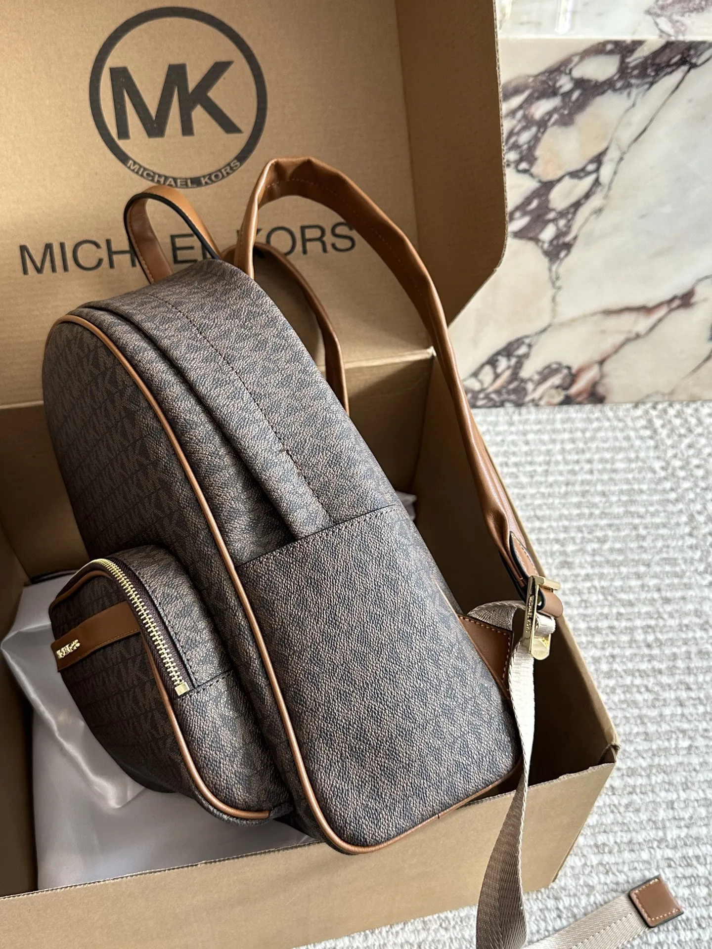 p190 配盒 MK复古双肩包JAYCEE系列中号 MK中号新款双肩包这个配色永远都是很受欢迎兴MichaelkorsMK新出的复古双肩包JAYCEE系列非常可尺寸约:24×10×30