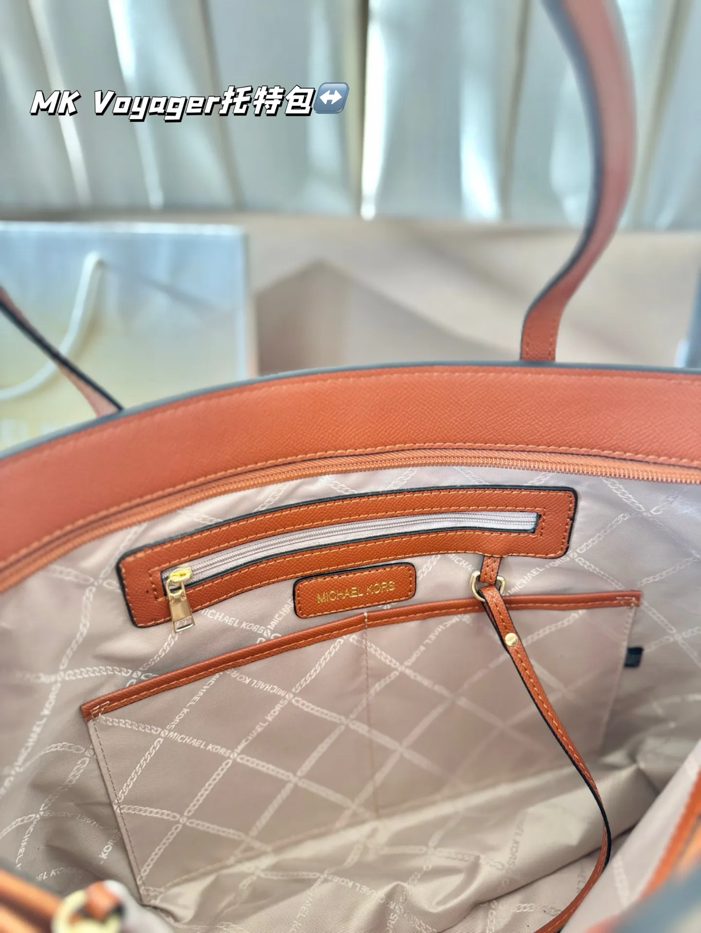 P165 配盒子 MK Voyager托特包 特别适合宝妈，或者日常通勤，巨能装。可以放下平板，平板电脑，短途旅行可以直接放几套衣服啥的，比较实用。尺寸：32*5*25