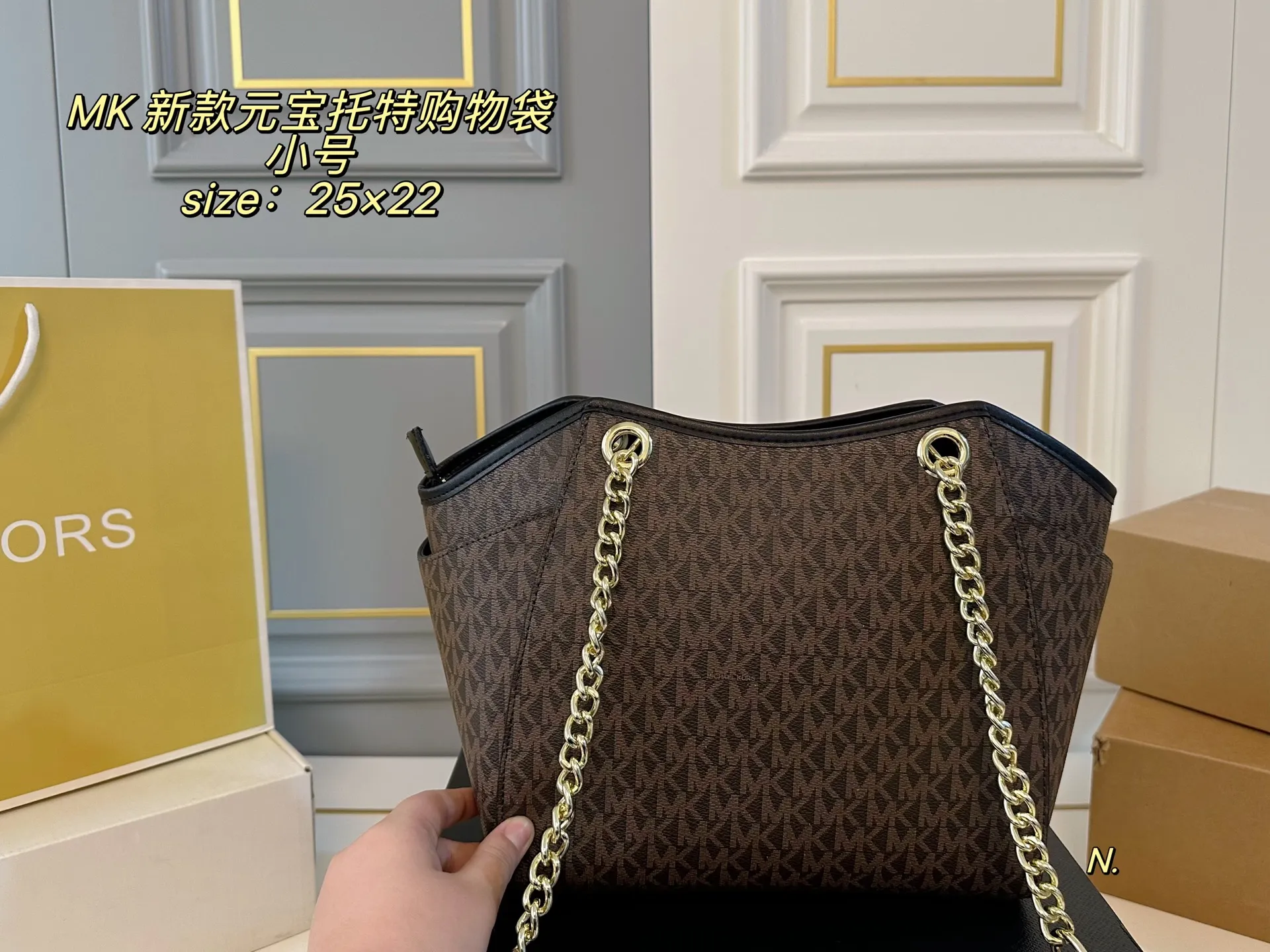 P130 小号(配盒) size:25×22 MK 新款老花元宝托特包购物袋💕 标志性logo印花,🉑️手提斜挎, 拉链开合,实用的大空间设计, 出行、游玩都可以带上它❗️