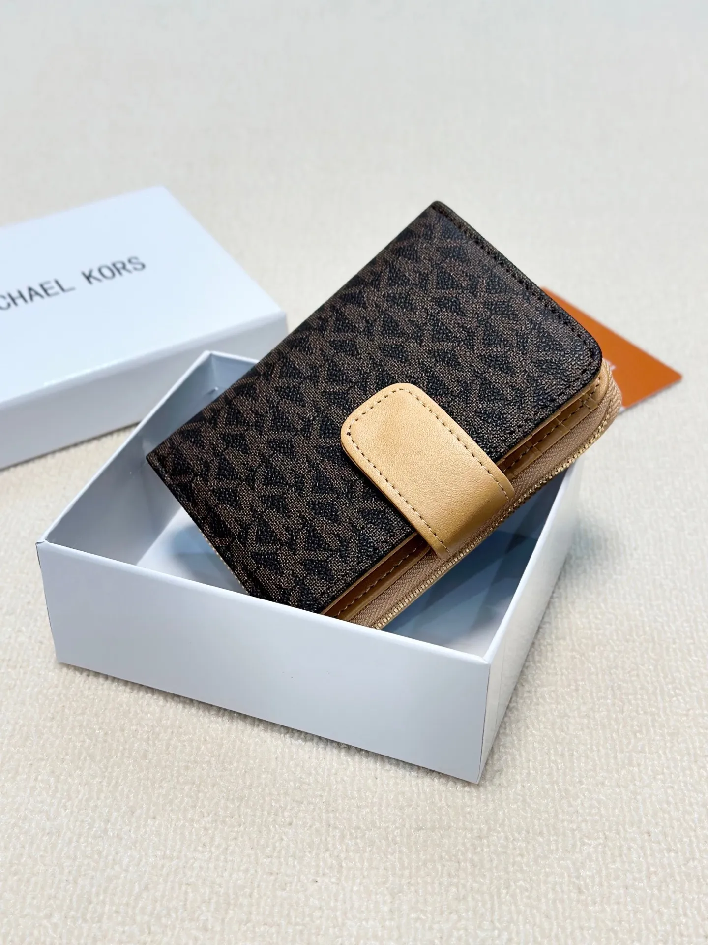 p85🎀🎀颜色 咖🎀尺寸 15x10🎀MK✨优质牛皮🐂中长款手感一流👏时尚设计💋潮版百搭,简约大方,💍卡包钱包两用。